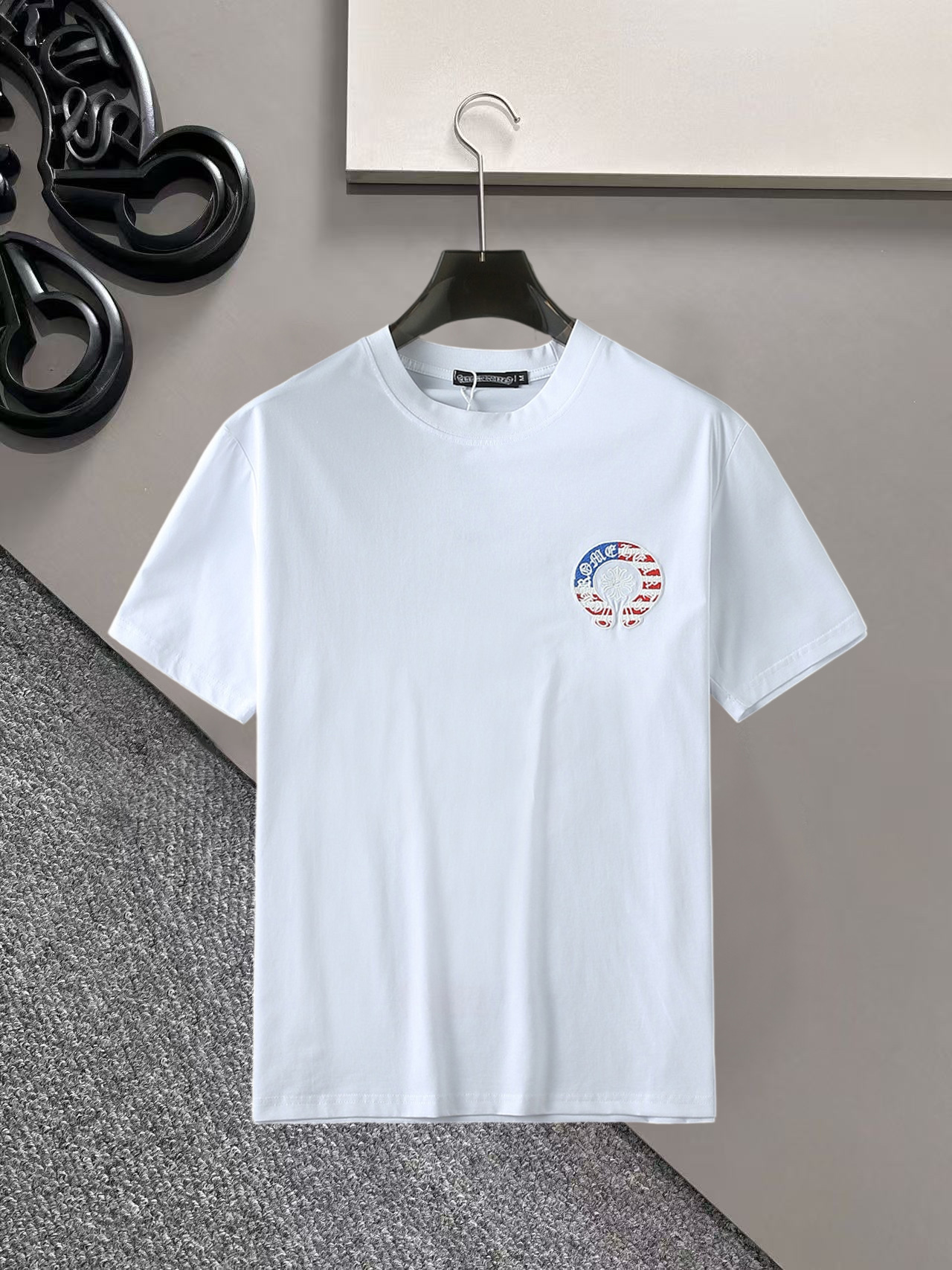 NO:936362,Kroxin's top products 2026 spring and summer new debut counter latest short-sleeved round neck T-shirt, high-end custom design, avant-garde and fashionable!  The brand logo is designed with heavy craftsmanship. High-end customized 260g fabric. Soft to the touch. Comfortable to wear. Exquisite stitching at the counter level. Fine workmanship. The upper body effect is incomparably handsome!  A must-have item for a stylish man!  Size M-XXXL,,chrome hearts,T-shirt,tees,t-shirt,19860909克罗心 顶级货品2026春夏新款首发专柜最新款短袖圆领T恤 高端订制 设计前卫时尚！品牌logo重工艺设计 高端定制260克面料.手感柔软.穿着舒适.专柜级别精致车线.做工精细.上身效果无敌帅气！型男必备单品！码数M-XXXL,,chrome hearts,T-shirt,tees，t-shirt,,Men's clothing