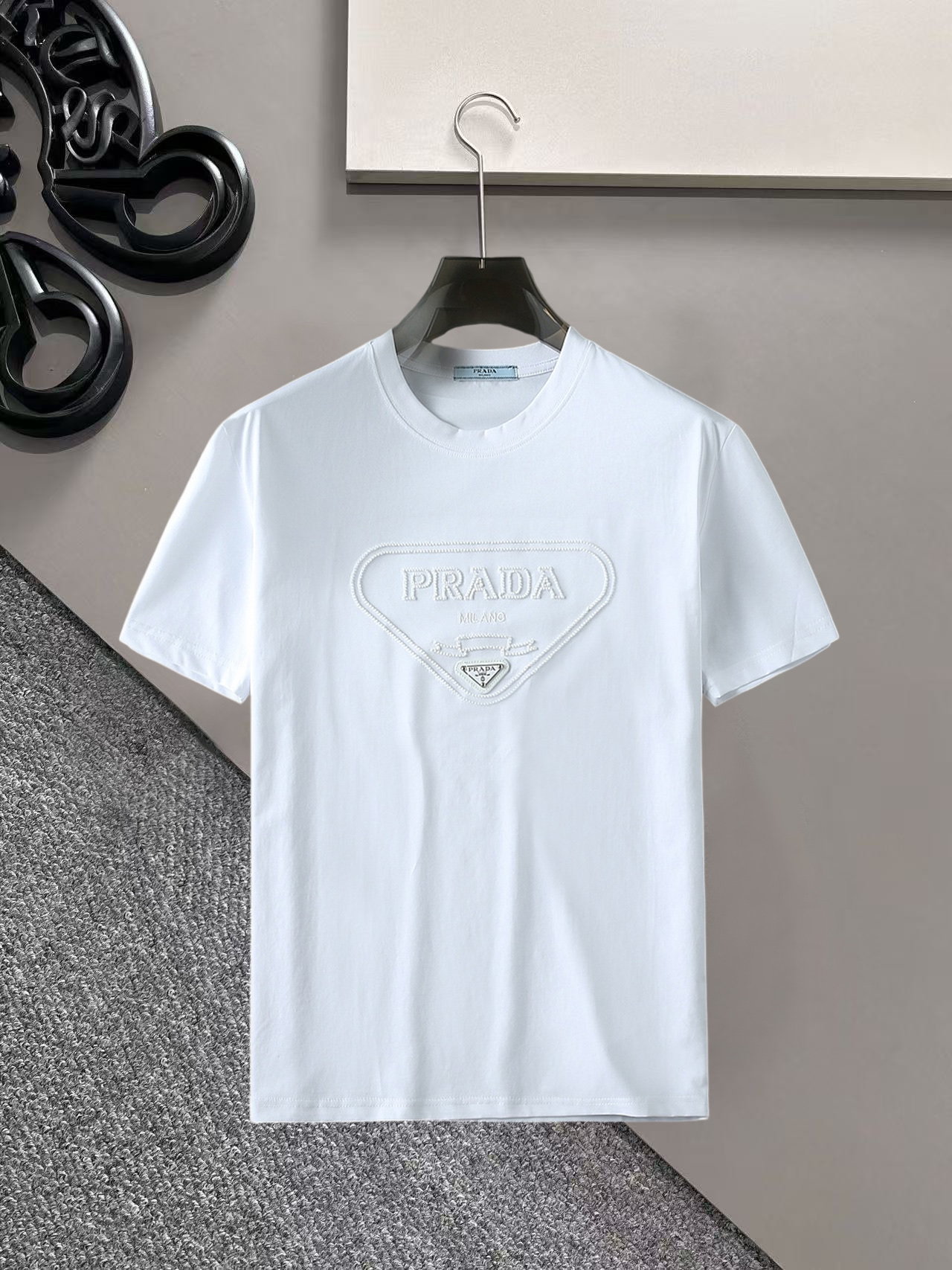 NO:936365,Prada's top products 2026 spring and summer new debut counter latest short-sleeved round neck T-shirt, high-end customization, avant-garde and fashionable design!  The brand logo is designed with heavy craftsmanship. High-end customized 260g fabric. Soft to the touch. Comfortable to wear. Exquisite stitching at the counter level. Fine workmanship. The upper body effect is incomparably handsome!  A must-have item for a stylish man!  Size M-XXXL,,prada,T-shirt,tees,t-shirt,19860909普拉达 顶级货品2026春夏新款首发专柜最新款短袖圆领T恤 高端订制 设计前卫时尚！品牌logo重工艺设计 高端定制260克面料.手感柔软.穿着舒适.专柜级别精致车线.做工精细.上身效果无敌帅气！型男必备单品！码数M-XXXL,,prada,T-shirt,tees，t-shirt,,Men's clothing
