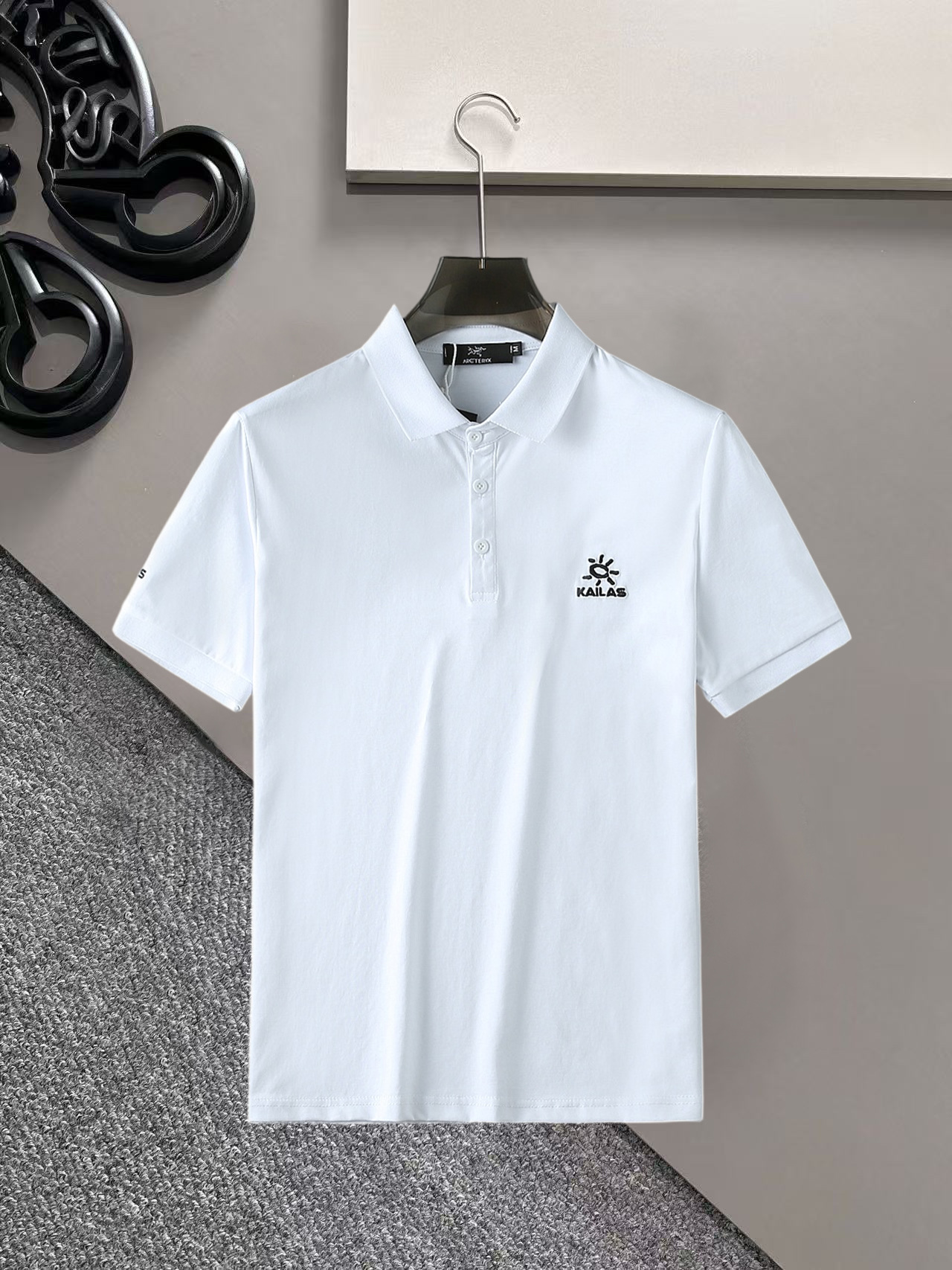 NO:936368,Kailer Stone 2026ss summer new letter logo men's lapel Polo shirt!  Classic business men's style, the ceiling-level business men's style of high-end men's clothing!  Simple and fashionable yet elegant, it looks great when worn alone, and the quality/details control can be taken away with your eyes closed. It is low-key, luxurious and connotative!  The custom-woven mesh pique cotton fabric supplied by the customer is carefully made. The mesh texture is evenly arranged on the surface of the fabric. It has excellent breathability and heat dissipation and perspiration. The upper body comfort is completely better than ordinary single-sided jersey tissue!  The classic brand LOGO on the chest is made with top-notch craftsmanship. The LOGO is three-dimensional, clear and full, and has extraordinary texture. Whether it is worn as an inner layer or worn alone, it is a classic product!  The exquisite tailoring process, every detail is handled very standard and delicately, which cannot be compared with other low-end products on the market. It is a must-have basic and versatile Polo shirt for men!  Available in multiple colors, sizes M-3xl,,19860909凯乐石 2026ss夏季新款字母logo男士翻领Polo衫！经典商务男款,高端男装的天花板级别的商务男款！简约时尚大气不失优雅,单穿内搭体面过人,品质控/细节控的闭眼带走,低调又奢华有内涵！ 客供定织网眼珠地棉布精心制成,面料表面排列均匀整齐的网眼纹理,透气性和散热排汗性极佳,上身舒适程度完全优于普通单面汗布组织！胸前经典的品牌LOGO标识,采用顶级工艺打造,LOGO立体清晰饱满,质感非凡的特质,无论是内搭还是单穿都是一款经典领域的产品！精妙绝伦的裁剪工艺,每一个细节处理的非常标准细腻,非市面一般LOW货可以媲美的,男士必入基础百搭款Polo衫推荐！ 颜色多颜色 尺码M-3xl,,,Men's clothing