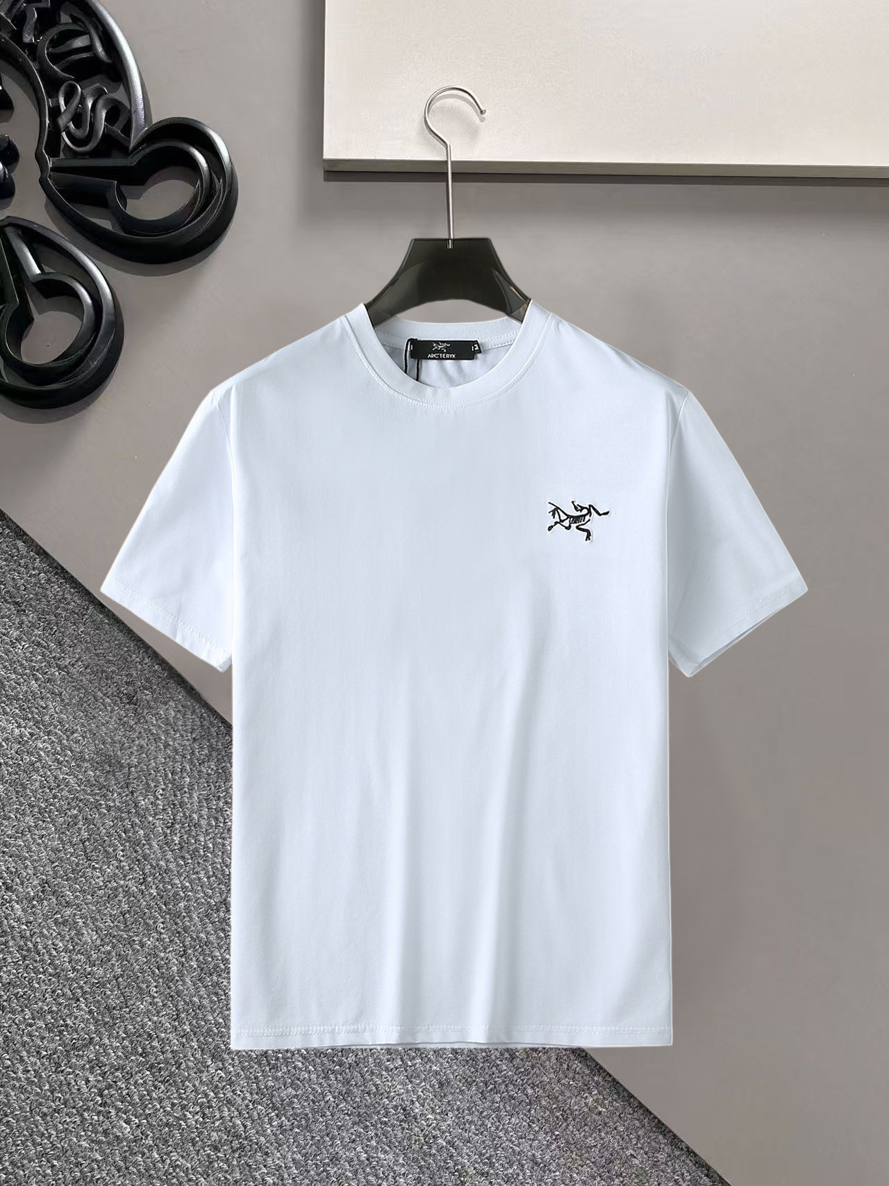 NO:936371,Arc'teryx's top products 2026 spring and summer new debut counter latest short-sleeved round neck T-shirt high-end custom design avant-garde fashion!  The brand logo is designed with heavy craftsmanship. High-end customized 260g fabric. Soft to the touch. Comfortable to wear. Exquisite stitching at the counter level. Fine workmanship. The upper body effect is incomparably handsome!  A must-have item for a stylish man!  Size M-XXXL,arc'teryx,T-shirt,tees,t-shirt,19860909始祖鸟 顶级货品2026春夏新款首发专柜最新款短袖圆领T恤 高端订制 设计前卫时尚！品牌logo重工艺设计 高端定制260克面料.手感柔软.穿着舒适.专柜级别精致车线.做工精细.上身效果无敌帅气！型男必备单品！码数M-XXXL,arc'teryx,T-shirt,tees，t-shirt,,Men's clothing