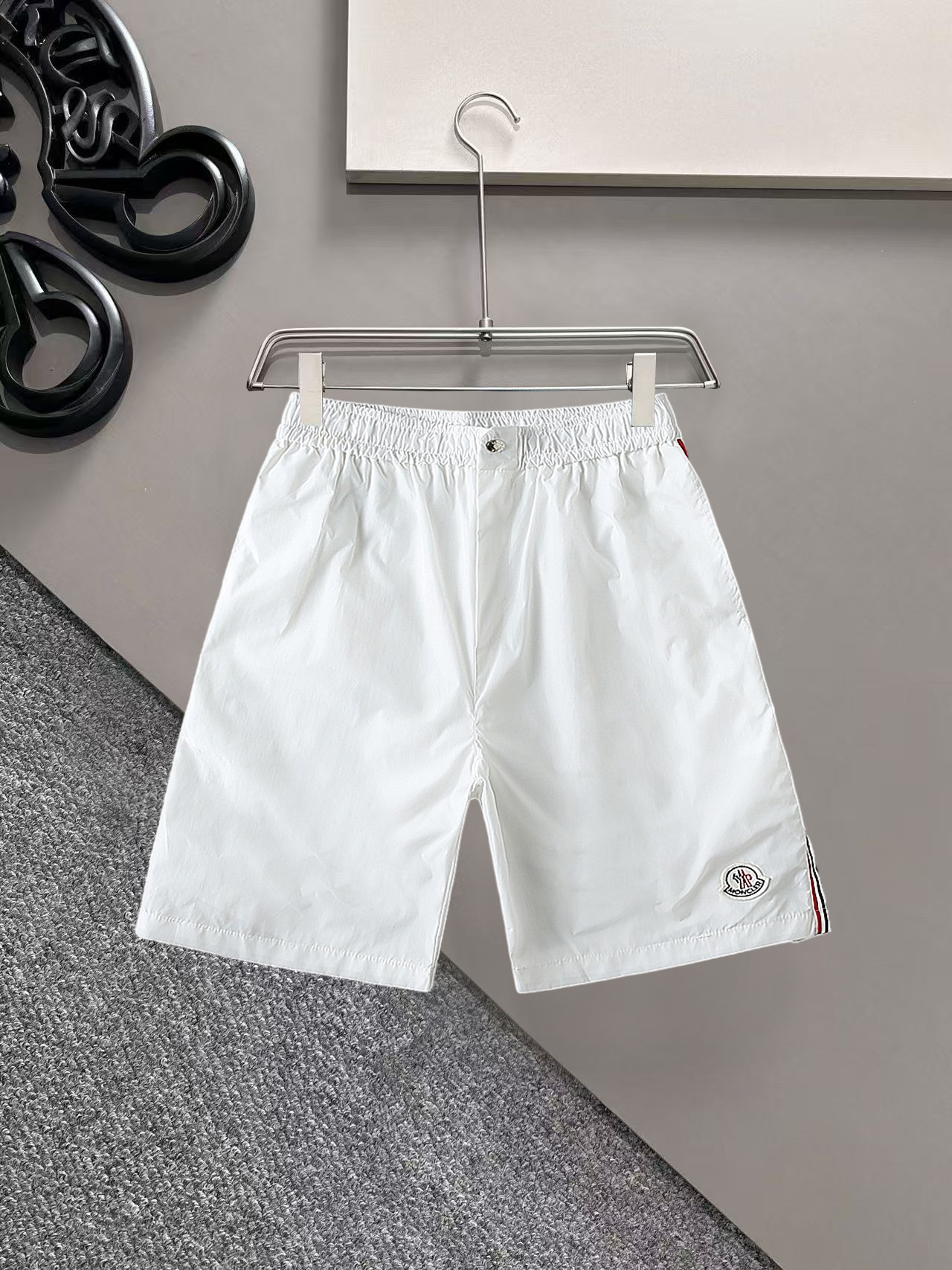 NO:936374,Mouth-mounted, complete with three standards, 2026 new summer men's casual shorts, advanced custom-made breathable fabrics, extremely breathable, elastic and comfortable, with impeccable details, top-grade accessories, original logo design concept, delicate and soft feel!  The upper body shape is awesome!  Sizes M-XXXL, please state your height and weight when ordering,,Moncler,shorts,19860909蒙口 三标齐全 2026夏季新款男士休闲短裤,高级定制面料透气面料 透气弹力舒适度极高,细节无可挑剔,顶级辅料配备,原版logo设计理念,手感细腻柔软！上身版型超赞！尺码M-XXXL下单报身高体重,,Moncler,shorts,,Men's clothing