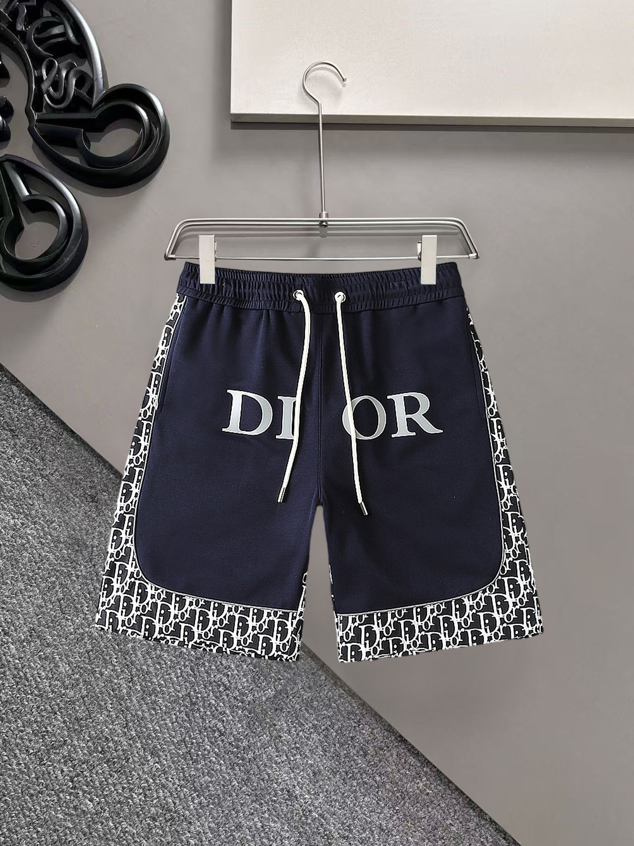 NO:936348,Dior's 2026 new summer men's casual shorts with three complete standards, advanced custom-made breathable fabrics, extremely breathable, elastic and comfortable, impeccable details, top-grade accessories, original logo design concept, delicate and soft feel!  The upper body shape is awesome!  Sizes M-XXXL, please state your height and weight when ordering, dior, shorts,19860909迪奥 三标齐全 2026夏季新款男士休闲短裤,高级定制面料透气面料 透气弹力舒适度极高,细节无可挑剔,顶级辅料配备,原版logo设计理念,手感细腻柔软！上身版型超赞！尺码M-XXXL下单报身高体重,,dior,shorts,,Men's clothing