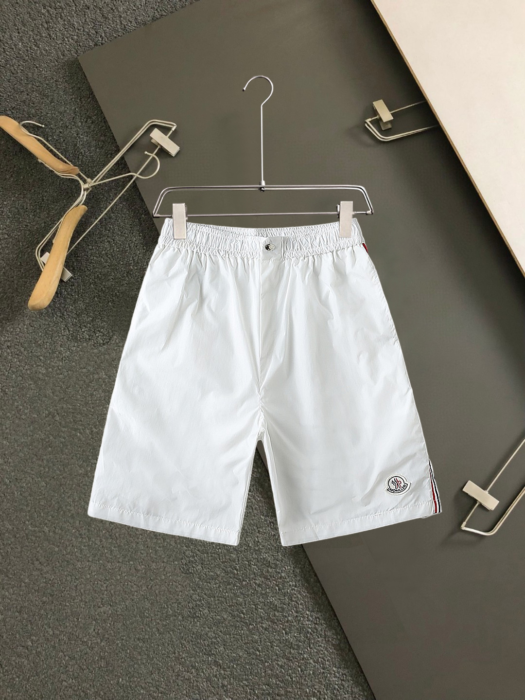 NO:937676,Mouth-mounted, complete with three standards, 2026 new summer men's casual shorts, advanced custom-made breathable fabrics, extremely breathable, elastic and comfortable, with impeccable details, top-grade accessories, original logo design concept, delicate and soft feel!  The upper body fit is awesome!  Sizes M-XXXL, please state your height and weight when ordering,,Moncler,shorts,19860909蒙口 三标齐全 2026夏季新款男士休闲短裤,高级定制面料透气面料 透气弹力舒适度极高,细节无可挑剔,顶级辅料配备,原版logo设计理念,手感细腻柔软！上身版型超赞！尺码M-XXXL下单报身高体重,,Moncler,shorts,,Men's clothing