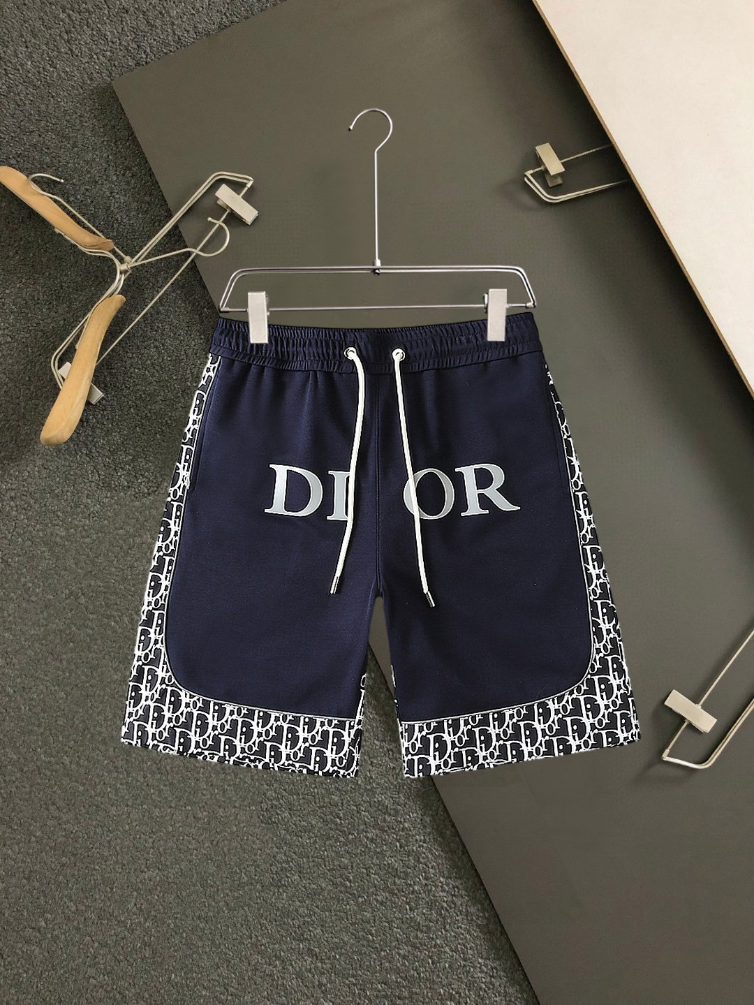 NO:937673,Dior's 2026 new summer men's casual shorts with three complete standards, advanced custom-made breathable fabrics, extremely breathable, elastic and comfortable, impeccable details, top-grade accessories, original logo design concept, delicate and soft feel!  The upper body shape is awesome!  Sizes M-XXXL, please state your height and weight when ordering, dior, shorts,19860909迪奥 三标齐全 2026夏季新款男士休闲短裤,高级定制面料透气面料 透气弹力舒适度极高,细节无可挑剔,顶级辅料配备,原版logo设计理念,手感细腻柔软！上身版型超赞！尺码M-XXXL下单报身高体重,,dior,shorts,,Men's clothing