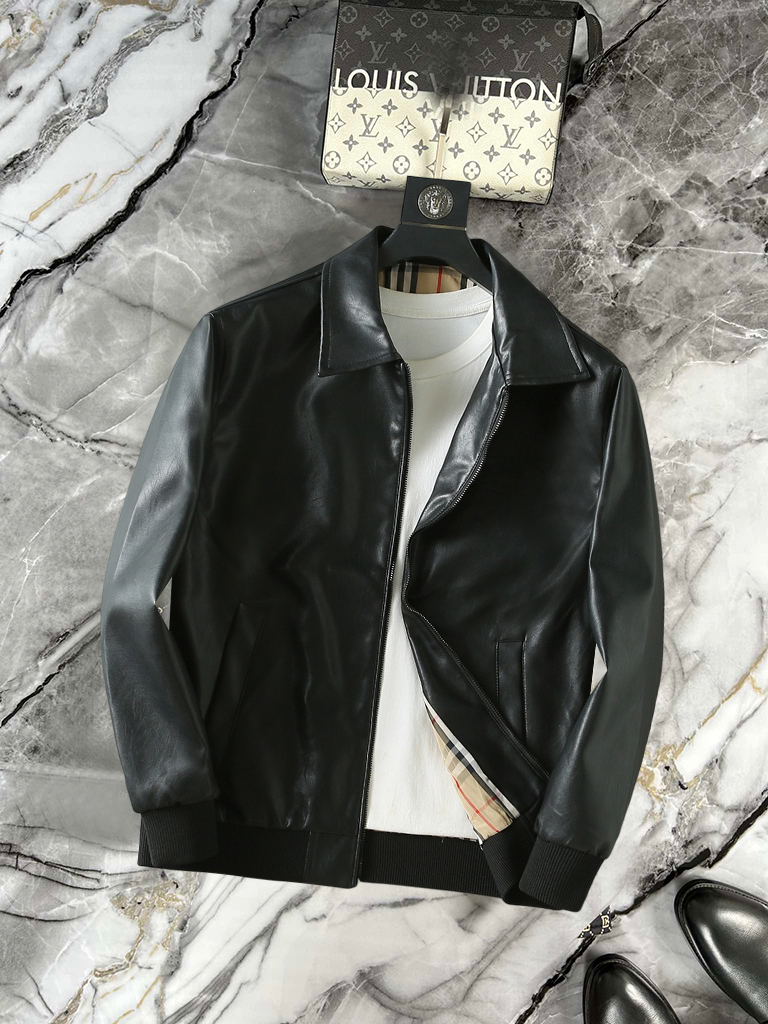 NO:951719,The same style as Burberry's official website, complete with three labels, on sale in advance. 2026ss new men's leather jacket for autumn, double-sided original single with three labels, high-end version. Custom-made fabrics at the counter. Highly breathable and comfortable, impeccable details, brand element design concept, reflecting high quality. Delicate and soft feel. Casual tailoring, excellent upper body size. Size M~3XL, maximum wear 195 catties,,burberry,jackets & coats,jackets & coats,leather  jacket,19860909巴宝莉 官网同款,三标齐全,提前发售 2026ss开秋新款男士皮衣夹克外套,双面穿原单三标齐全高端版本 专柜定制面料 透气舒适度高,细节无可挑剔,品牌元素设计理念,体现高品质.手感细腻柔软 呈现休闲裁剪,上身版型超赞 码数M～3XL,最大穿195斤,,burberry,jackets & coats,jackets & coats,leather jacket,,Men's clothing