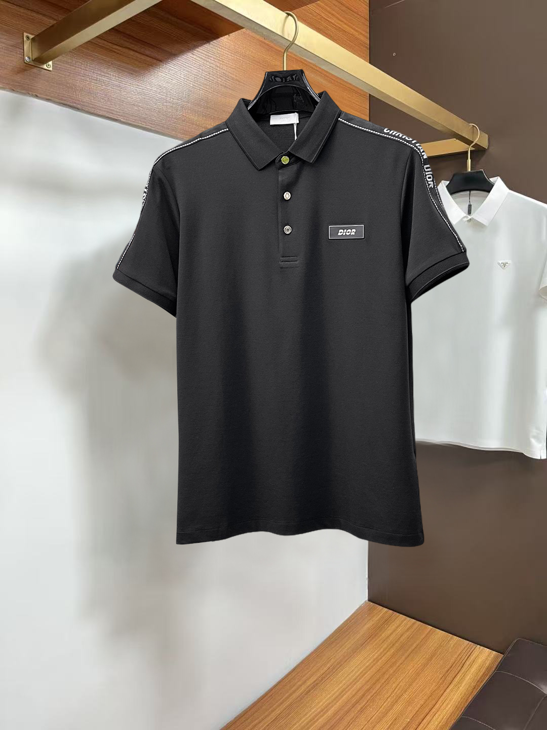 NO:955694,Dior 2026ss summer new letter logo men's lapel Polo shirt!  Classic business men's style, the ceiling-level business men's style of high-end men's clothing!  Simple and fashionable yet elegant, it looks great when worn alone, and the quality/details control can be taken away with your eyes closed. It is low-key, luxurious and connotative!  The custom-woven mesh pique cotton fabric is carefully made. The surface of the fabric is evenly arranged with a neat mesh texture. It has excellent breathability and heat dissipation and perspiration. The upper body comfort is completely better than ordinary single-sided jersey tissue!  The classic brand LOGO on the chest is made with top-notch craftsmanship. The LOGO is three-dimensional, clear and full, and has extraordinary texture. Whether it is worn as an inner layer or worn alone, it is a classic product!  The exquisite tailoring process, every detail is handled very standard and delicately, which cannot be compared with other low-low products on the market. It is recommended as a must-have basic and versatile Polo shirt for men!  Various colors, sizes M-4xl, maximum weight.,, dior,19860909迪奥 2026ss夏季新款字母logo男士翻领Polo衫！经典商务男款,高端男装的天花板级别的商务男款！简约时尚大气不失优雅,单穿内搭体面过人,品质控/细节控的闭眼带走,低调又奢华有内涵！ 客供定织网眼珠地棉布精心制成,面料表面排列均匀整齐的网眼纹理,透气性和散热排汗性极佳,上身舒适程度完全优于普通单面汗布组织！胸前经典的品牌LOGO标识,采用顶级工艺打造,LOGO立体清晰饱满,质感非凡的特质,无论是内搭还是单穿都是一款经典领域的产品！精妙绝伦的裁剪工艺,每一个细节处理的非常标准细腻,非市面一般LOW货可以媲美的,男士必入基础百搭款Polo衫推荐！ 颜色多颜色 尺码M-4xl,最大穿斤.,,dior,,Men's clothing