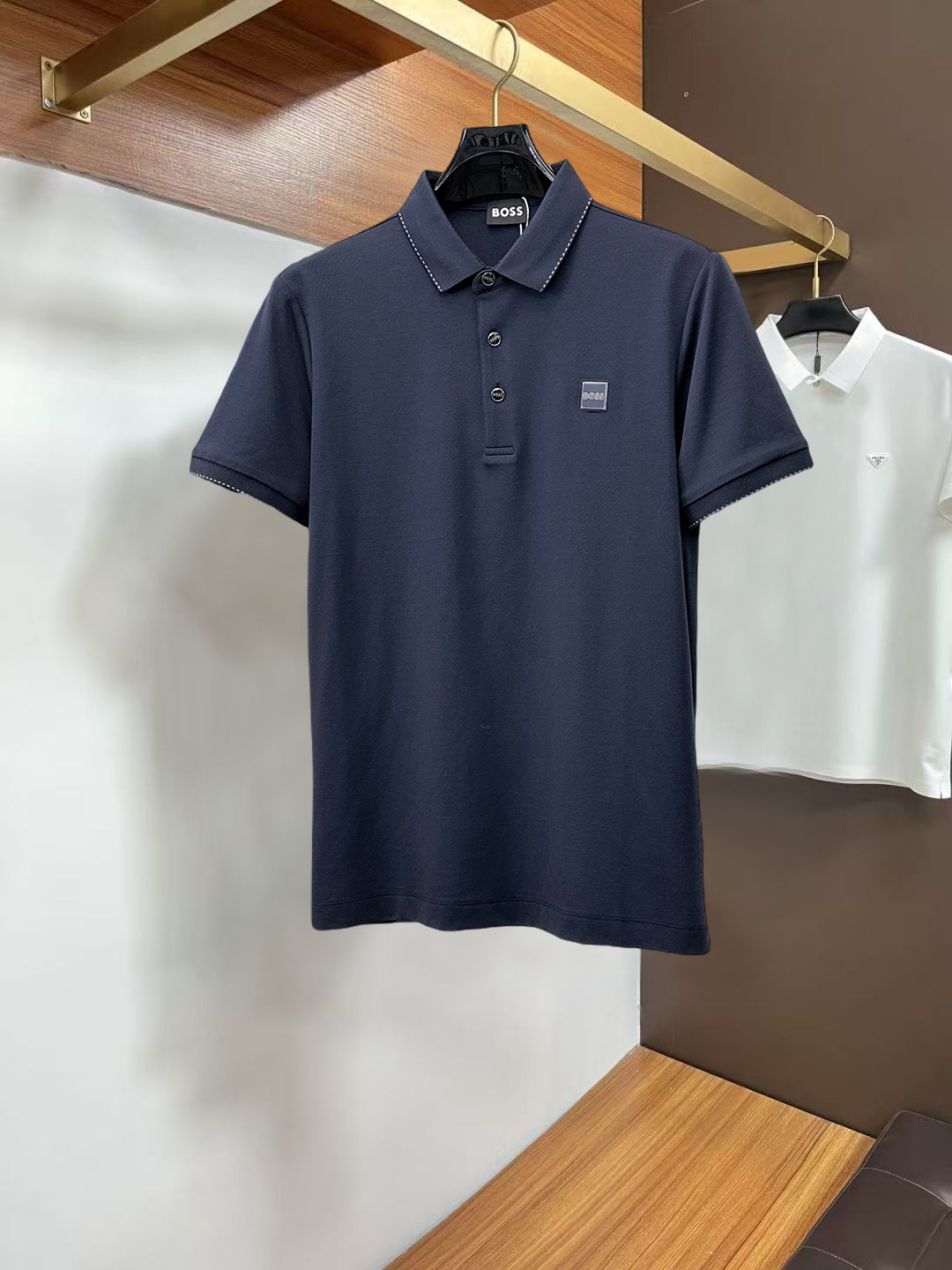 NO:955623,BOSS 2026ss summer new letter logo men's lapel Polo shirt!  Classic business men's style, the ceiling-level business men's style of high-end men's clothing!  Simple and fashionable yet elegant, it looks great when worn alone, and the quality/details control can be taken away with your eyes closed. It is low-key, luxurious and connotative!  The custom-woven mesh pique cotton fabric is carefully made. The surface of the fabric is evenly arranged with a neat mesh texture. It has excellent breathability and heat dissipation and perspiration. The upper body comfort is completely better than ordinary single-sided jersey tissue!  The classic brand LOGO on the chest is made with top-notch craftsmanship. The LOGO is three-dimensional, clear and full, and has extraordinary texture. Whether it is worn as an inner layer or worn alone, it is a classic product!  The exquisite tailoring process, every detail is handled very standard and delicately, which cannot be compared with other low-low products on the market. It is recommended as a must-have basic and versatile Polo shirt for men!  Available in multiple colors, sizes M-4xl, maximum weight.,,19860909BOSS 2026ss夏季新款字母logo男士翻领Polo衫！经典商务男款,高端男装的天花板级别的商务男款！简约时尚大气不失优雅,单穿内搭体面过人,品质控/细节控的闭眼带走,低调又奢华有内涵！ 客供定织网眼珠地棉布精心制成,面料表面排列均匀整齐的网眼纹理,透气性和散热排汗性极佳,上身舒适程度完全优于普通单面汗布组织！胸前经典的品牌LOGO标识,采用顶级工艺打造,LOGO立体清晰饱满,质感非凡的特质,无论是内搭还是单穿都是一款经典领域的产品！精妙绝伦的裁剪工艺,每一个细节处理的非常标准细腻,非市面一般LOW货可以媲美的,男士必入基础百搭款Polo衫推荐！ 颜色多颜色 尺码M-4xl,最大穿斤.,,,Men's clothing