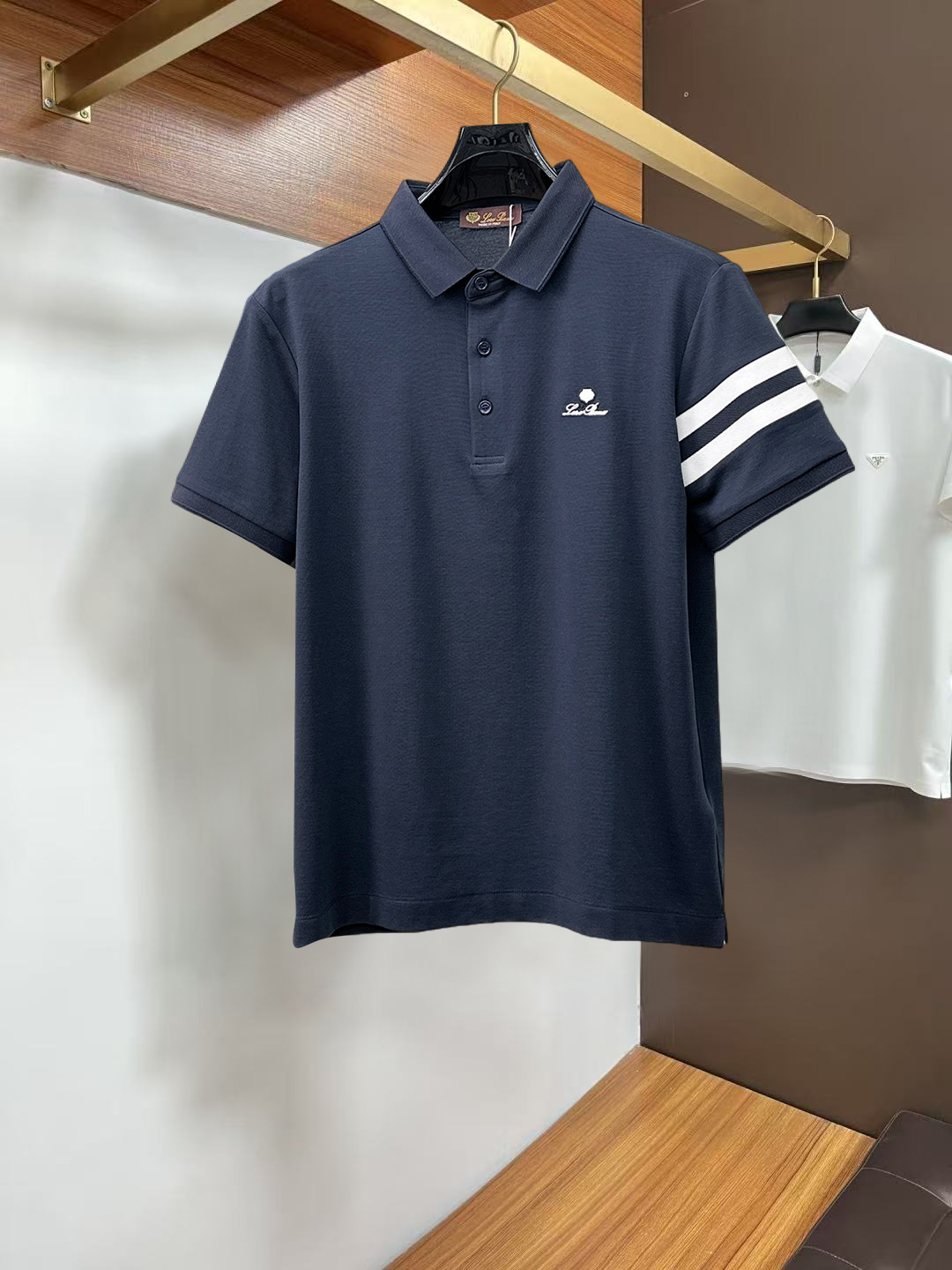 NO:955633,LP 1896ss summer new letter logo men's lapel Polo shirt!  Classic business men's style, the ceiling-level business men's style of high-end men's clothing!  Simple and fashionable yet elegant, it looks great when worn alone, and the quality/details control can be taken away with your eyes closed. It is low-key, luxurious and connotative!  The custom-woven mesh pique cotton fabric is carefully made. The surface of the fabric is evenly arranged with a neat mesh texture. It has excellent breathability and heat dissipation and perspiration. The upper body comfort is completely better than ordinary single-sided jersey tissue!  The classic brand LOGO on the chest is made with top-notch craftsmanship. The LOGO is three-dimensional, clear and full, and has extraordinary texture. Whether it is worn as an inner layer or worn alone, it is a classic product!  The exquisite tailoring process, every detail is handled very standard and delicately, which cannot be compared with other low-low products on the market. It is recommended as a must-have basic and versatile Polo shirt for men!  Various colors, sizes M-4xl, maximum weight.,, loro piana,19860909LP 1896ss夏季新款字母logo男士翻领Polo衫！经典商务男款,高端男装的天花板级别的商务男款！简约时尚大气不失优雅,单穿内搭体面过人,品质控/细节控的闭眼带走,低调又奢华有内涵！ 客供定织网眼珠地棉布精心制成,面料表面排列均匀整齐的网眼纹理,透气性和散热排汗性极佳,上身舒适程度完全优于普通单面汗布组织！胸前经典的品牌LOGO标识,采用顶级工艺打造,LOGO立体清晰饱满,质感非凡的特质,无论是内搭还是单穿都是一款经典领域的产品！精妙绝伦的裁剪工艺,每一个细节处理的非常标准细腻,非市面一般LOW货可以媲美的,男士必入基础百搭款Polo衫推荐！ 颜色多颜色 尺码M-4xl,最大穿斤.,,loro piana,,Men's clothing