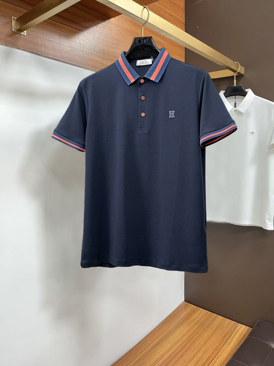 NO:955663,Hermès 2026ss summer new letter logo men’s lapel polo shirt!  Classic business men's style, the ceiling-level business men's style of high-end men's clothing!  Simple and fashionable yet elegant, it looks great when worn alone, and the quality/details control can be taken away with your eyes closed. It is low-key, luxurious and connotative!  The custom-woven mesh pique cotton fabric is carefully made. The surface of the fabric is evenly arranged with a neat mesh texture. It has excellent breathability and heat dissipation and perspiration. The upper body comfort is completely better than ordinary single-sided jersey tissue!  The classic brand LOGO on the chest is made with top-notch craftsmanship. The LOGO is three-dimensional, clear and full, and has extraordinary texture. Whether it is worn as an inner layer or worn alone, it is a classic product!  The exquisite tailoring process, every detail is handled very standard and delicately, which cannot be compared with other low-low products on the market. It is recommended as a must-have basic and versatile Polo shirt for men!  Available in multiple colors, sizes M-4xl, maximum weight 210 catties.,, hermes,19860909爱马仕 2026ss夏季新款字母logo男士翻领Polo衫！经典商务男款,高端男装的天花板级别的商务男款！简约时尚大气不失优雅,单穿内搭体面过人,品质控/细节控的闭眼带走,低调又奢华有内涵！ 客供定织网眼珠地棉布精心制成,面料表面排列均匀整齐的网眼纹理,透气性和散热排汗性极佳,上身舒适程度完全优于普通单面汗布组织！胸前经典的品牌LOGO标识,采用顶级工艺打造,LOGO立体清晰饱满,质感非凡的特质,无论是内搭还是单穿都是一款经典领域的产品！精妙绝伦的裁剪工艺,每一个细节处理的非常标准细腻,非市面一般LOW货可以媲美的,男士必入基础百搭款Polo衫推荐！ 颜色多颜色 尺码M-4xl,最大穿210斤.,,hermes,,Men's clothing