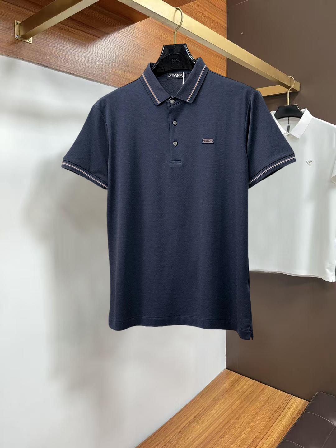 NO:955678,Ermenegildo Zegna 2026ss summer new letter logo men's lapel Polo shirt!  Classic business men's style, the ceiling-level business men's style of high-end men's clothing!  Simple and fashionable yet elegant, it looks great when worn alone, and the quality/details control can be taken away with your eyes closed. It is low-key, luxurious and connotative!  The custom-woven mesh pique cotton fabric is carefully made. The surface of the fabric is evenly arranged with a neat mesh texture. It has excellent breathability and heat dissipation and perspiration. The upper body comfort is completely better than ordinary single-sided jersey tissue!  The classic brand LOGO on the chest is made with top-notch craftsmanship. The LOGO is three-dimensional, clear and full, and has extraordinary texture. Whether it is worn as an inner layer or worn alone, it is a classic product!  The exquisite tailoring process, every detail is handled very standard and delicately, which cannot be compared with other low-low products on the market. It is recommended as a must-have basic and versatile Polo shirt for men!  Available in multiple colors, sizes M-4xl, maximum wear 210 catties.,,zegna,19860909杰尼亚 2026ss夏季新款字母logo男士翻领Polo衫！经典商务男款,高端男装的天花板级别的商务男款！简约时尚大气不失优雅,单穿内搭体面过人,品质控/细节控的闭眼带走,低调又奢华有内涵！ 客供定织网眼珠地棉布精心制成,面料表面排列均匀整齐的网眼纹理,透气性和散热排汗性极佳,上身舒适程度完全优于普通单面汗布组织！胸前经典的品牌LOGO标识,采用顶级工艺打造,LOGO立体清晰饱满,质感非凡的特质,无论是内搭还是单穿都是一款经典领域的产品！精妙绝伦的裁剪工艺,每一个细节处理的非常标准细腻,非市面一般LOW货可以媲美的,男士必入基础百搭款Polo衫推荐！ 颜色多颜色 尺码M-4xl,最大穿210斤.,,zegna,,Men's clothing