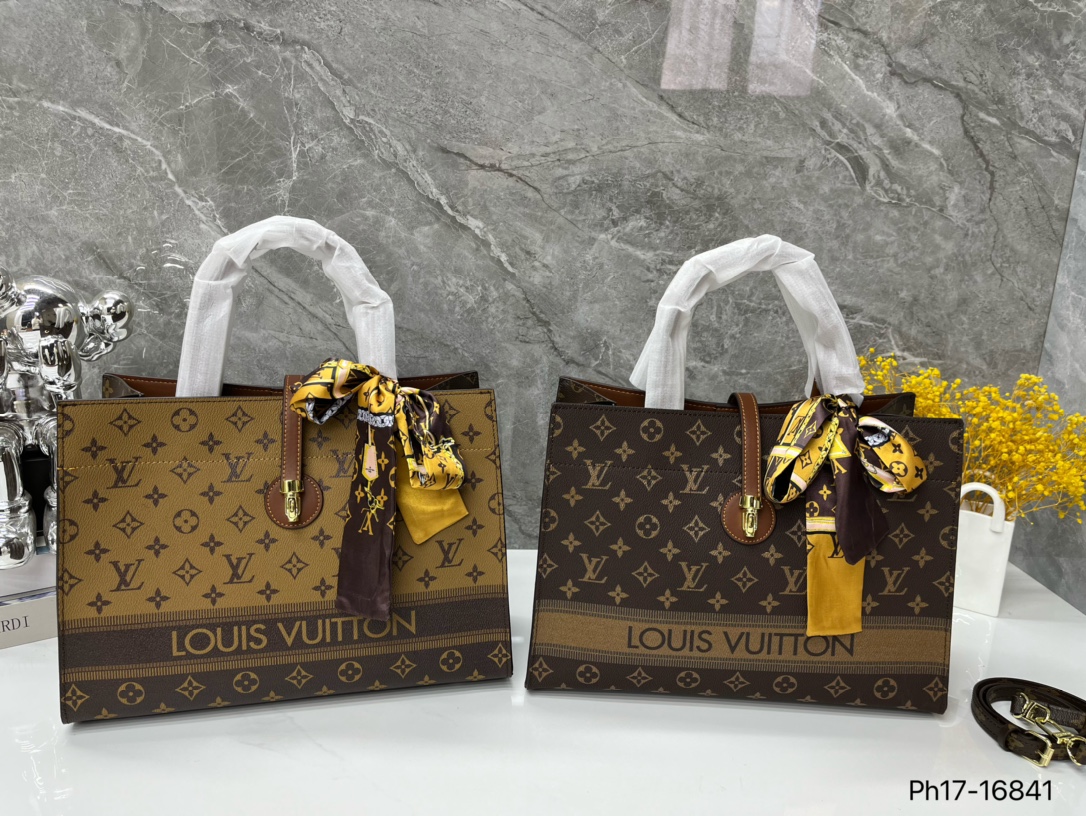 Louis Vuitton AAA
 Tote Bags