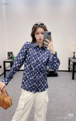 Quelles sont les meilleures répliques Louis Vuitton Vêtements Chemises & Chemisiers Bleu Soie Série printemps 1 Quelles sont les meilleures répliques
Louis Vuitton Vêtements Chemises & Chemisiers Bleu Soie Série printemps