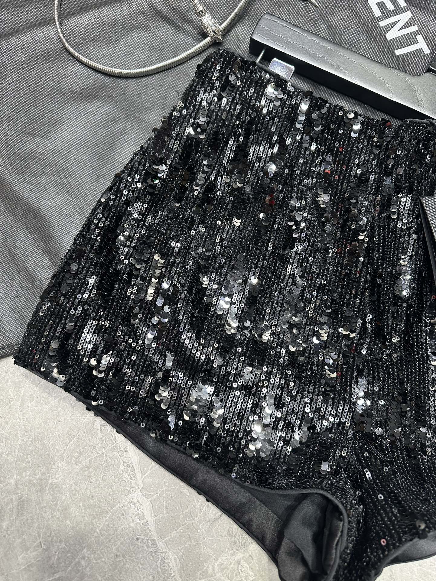 “SAINT LAURE** New Series: P744 Scavenger Dress & SY Irregularly Lighten Shorts Review” - 图片 6