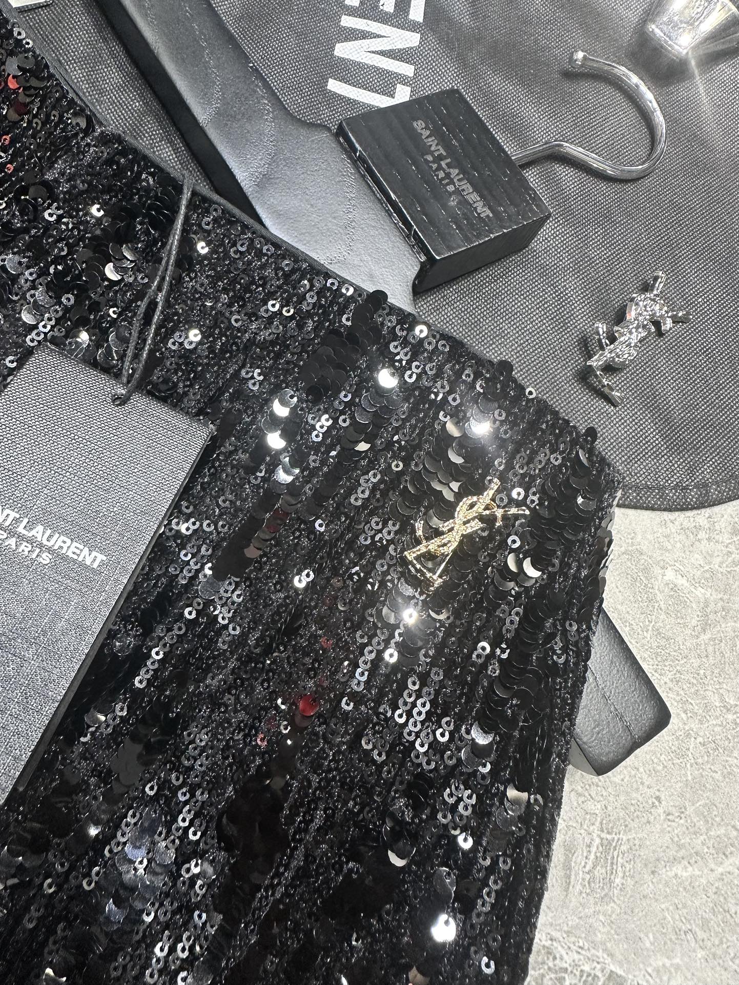 “SAINT LAURE** New Series: P744 Scavenger Dress & SY Irregularly Lighten Shorts Review” - 图片 5