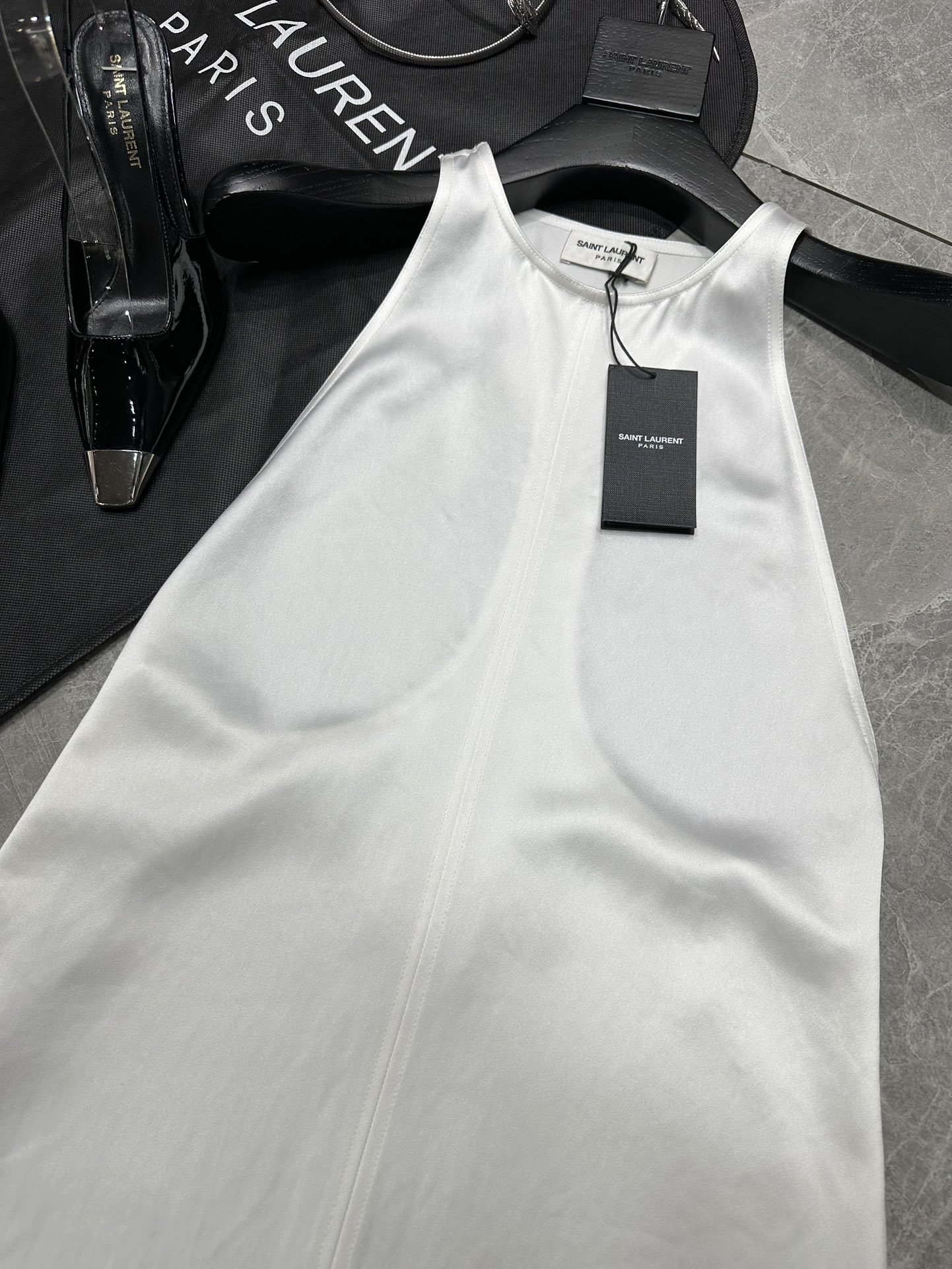 Saint Laurent’s P696 Original Smug Dress: 2025 Collection Review - 图片 2
