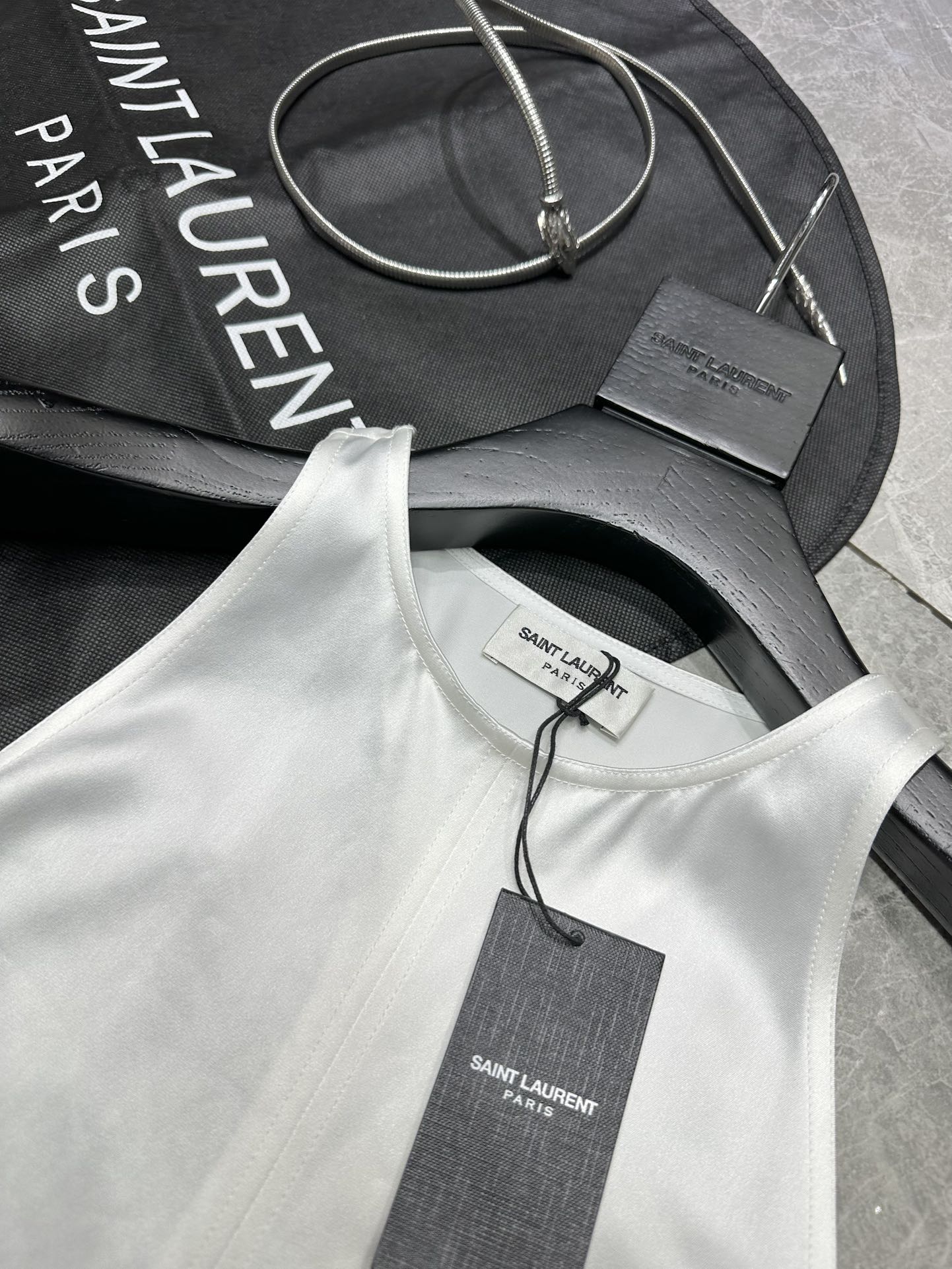 Saint Laurent’s P696 Original Smug Dress: 2025 Collection Review - 图片 3