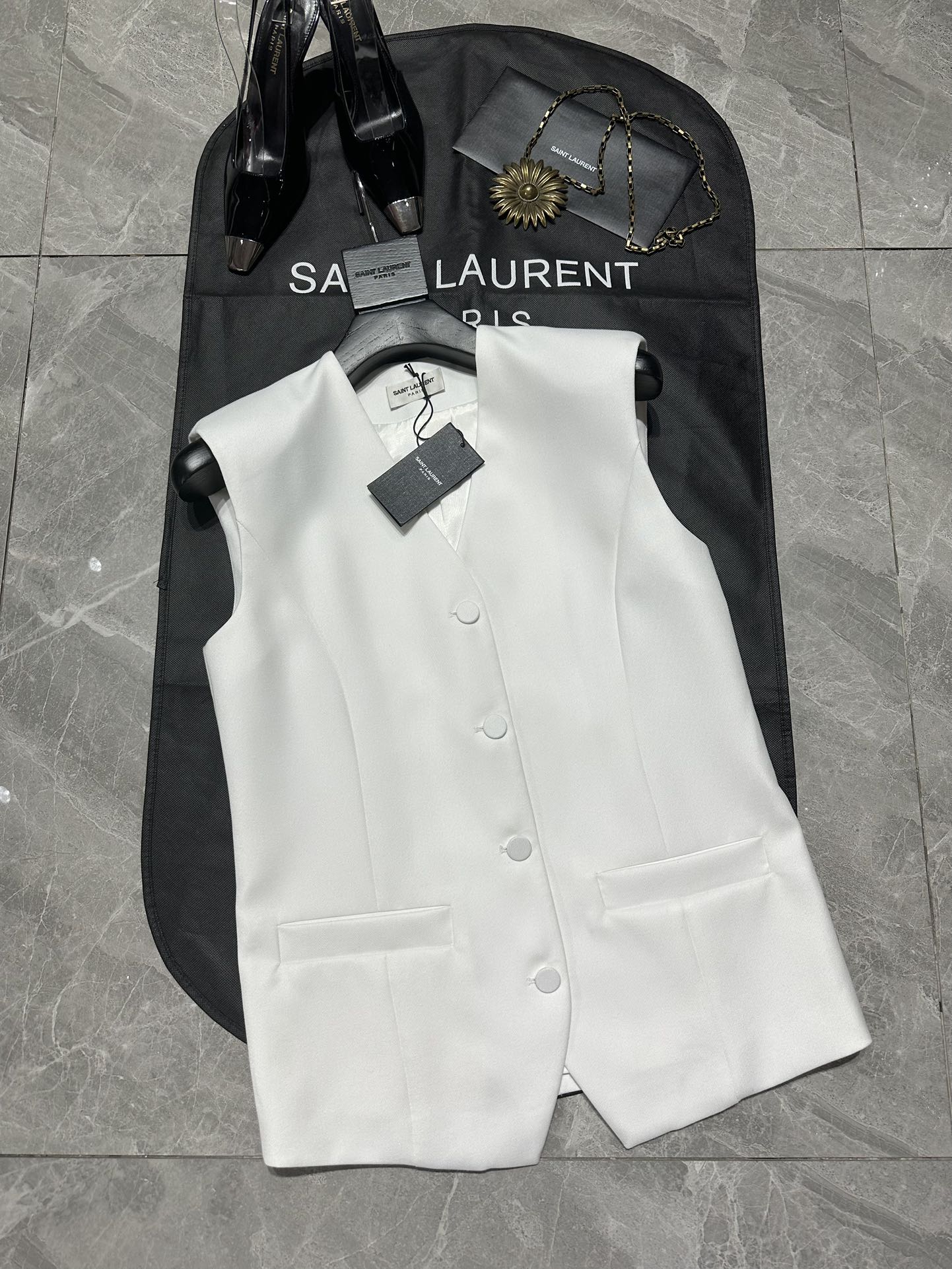 Saint Laur**** New Series: Single-Size Female Suit Packed with Simple, Soft-Skinned Vests - 图片 1