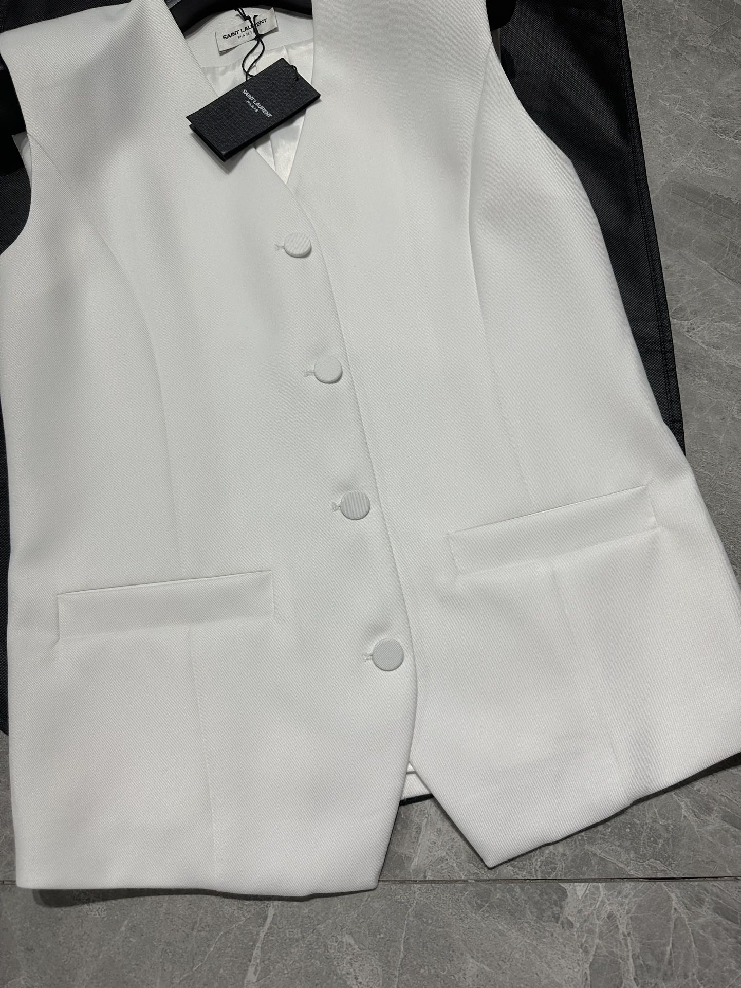 Saint Laur**** New Series: Single-Size Female Suit Packed with Simple, Soft-Skinned Vests - 图片 6