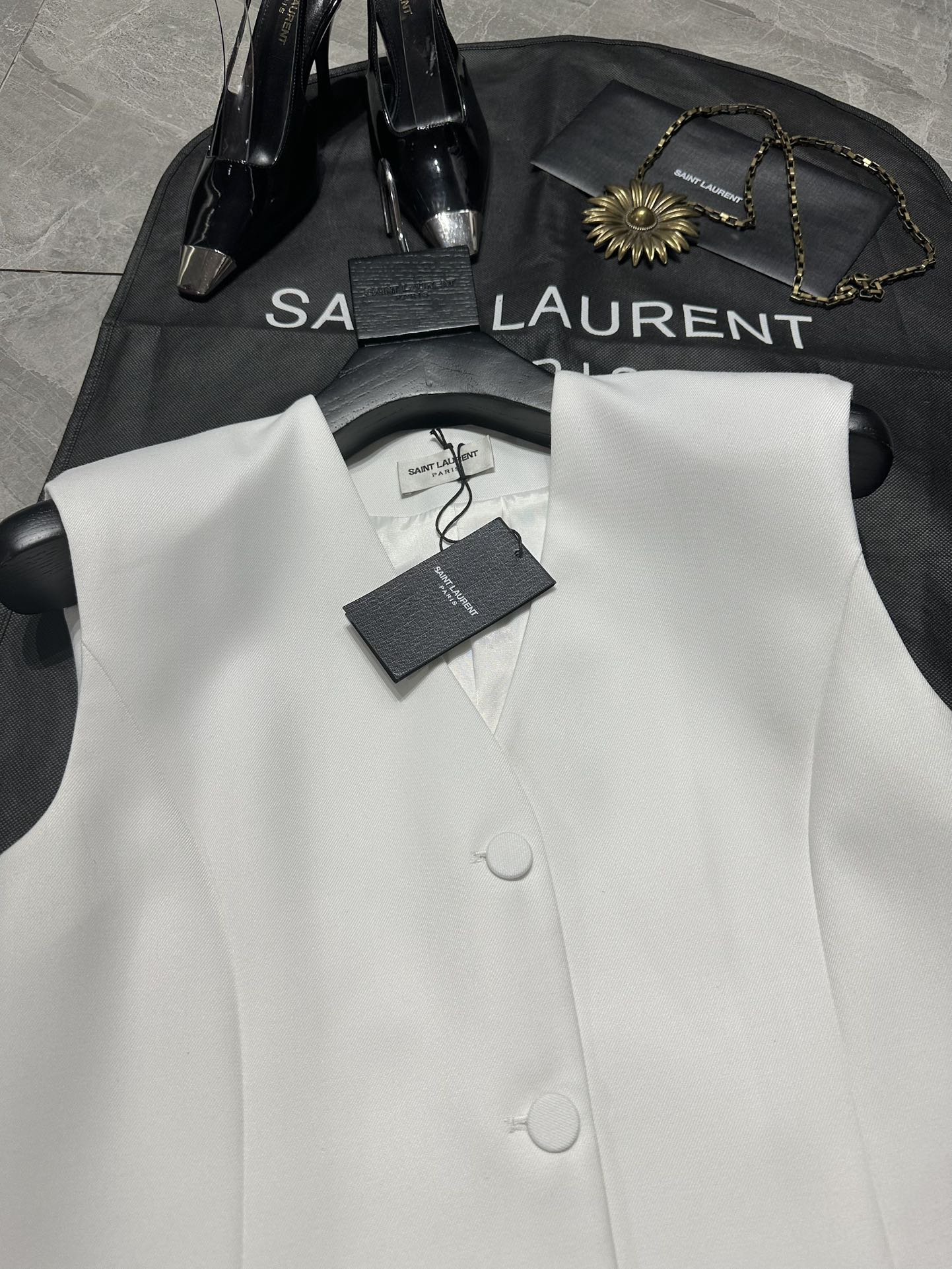 Saint Laur**** New Series: Single-Size Female Suit Packed with Simple, Soft-Skinned Vests - 图片 3