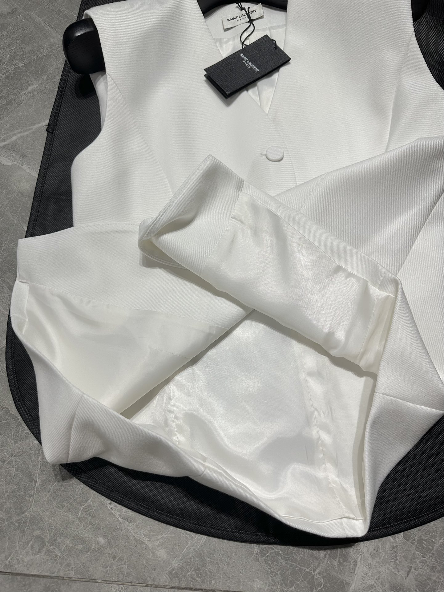 Saint Laur**** New Series: Single-Size Female Suit Packed with Simple, Soft-Skinned Vests - 图片 8