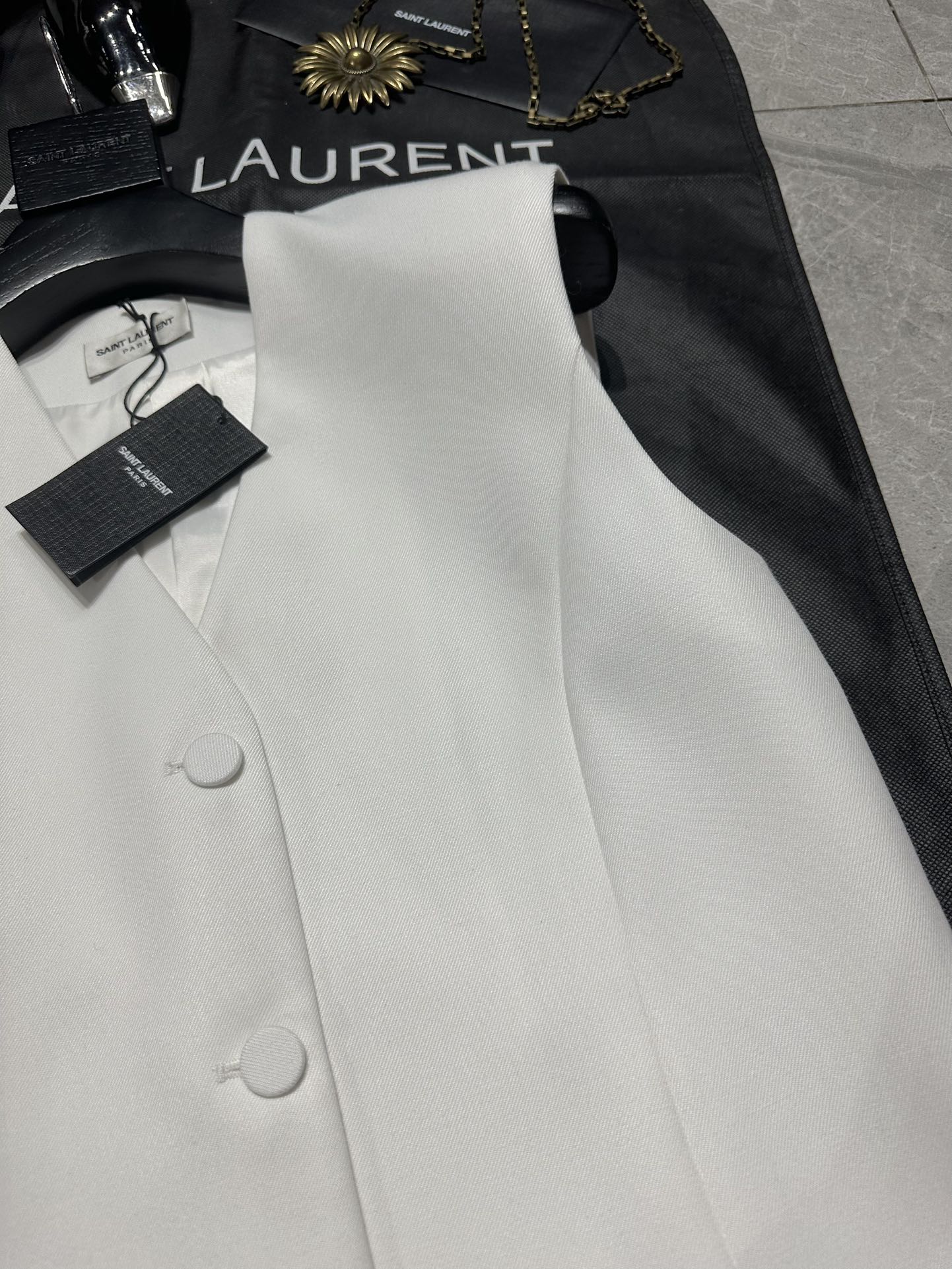 Saint Laur**** New Series: Single-Size Female Suit Packed with Simple, Soft-Skinned Vests - 图片 5