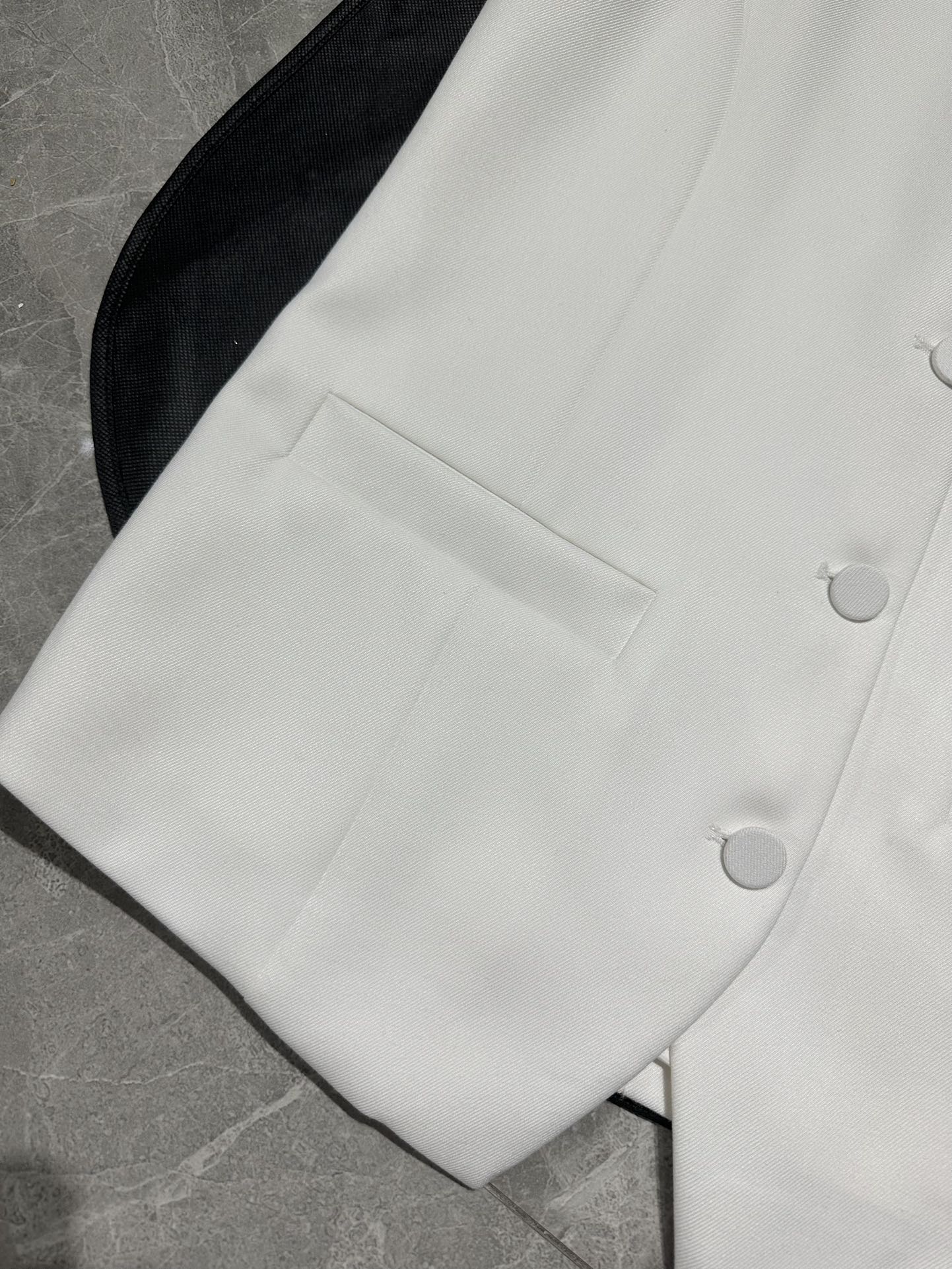 Saint Laur**** New Series: Single-Size Female Suit Packed with Simple, Soft-Skinned Vests - 图片 7