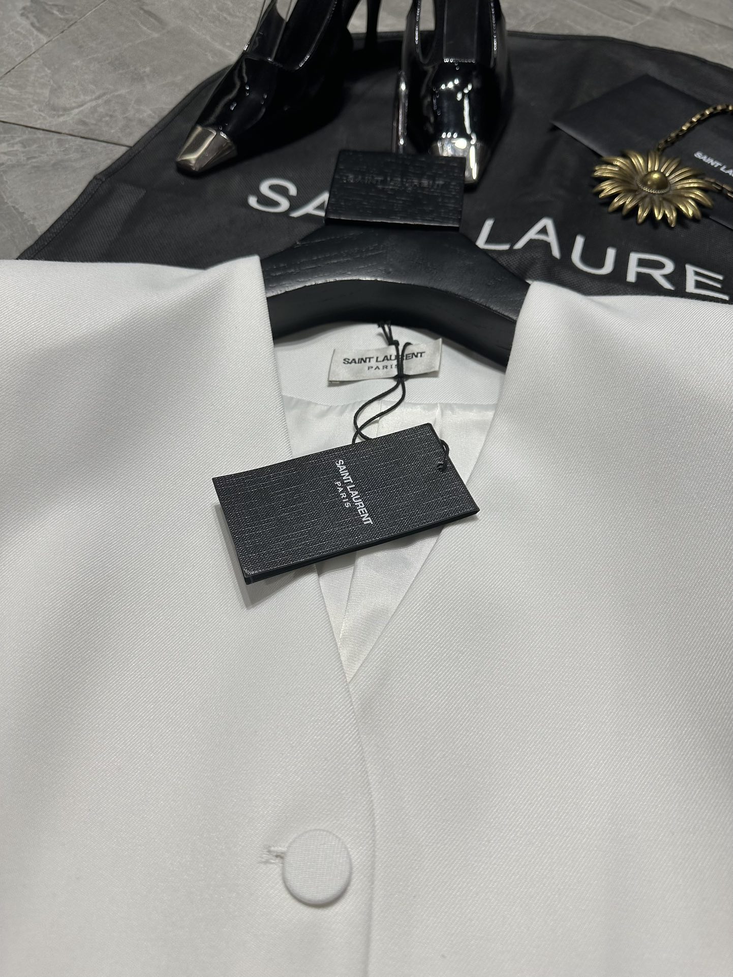 Saint Laur**** New Series: Single-Size Female Suit Packed with Simple, Soft-Skinned Vests - 图片 4