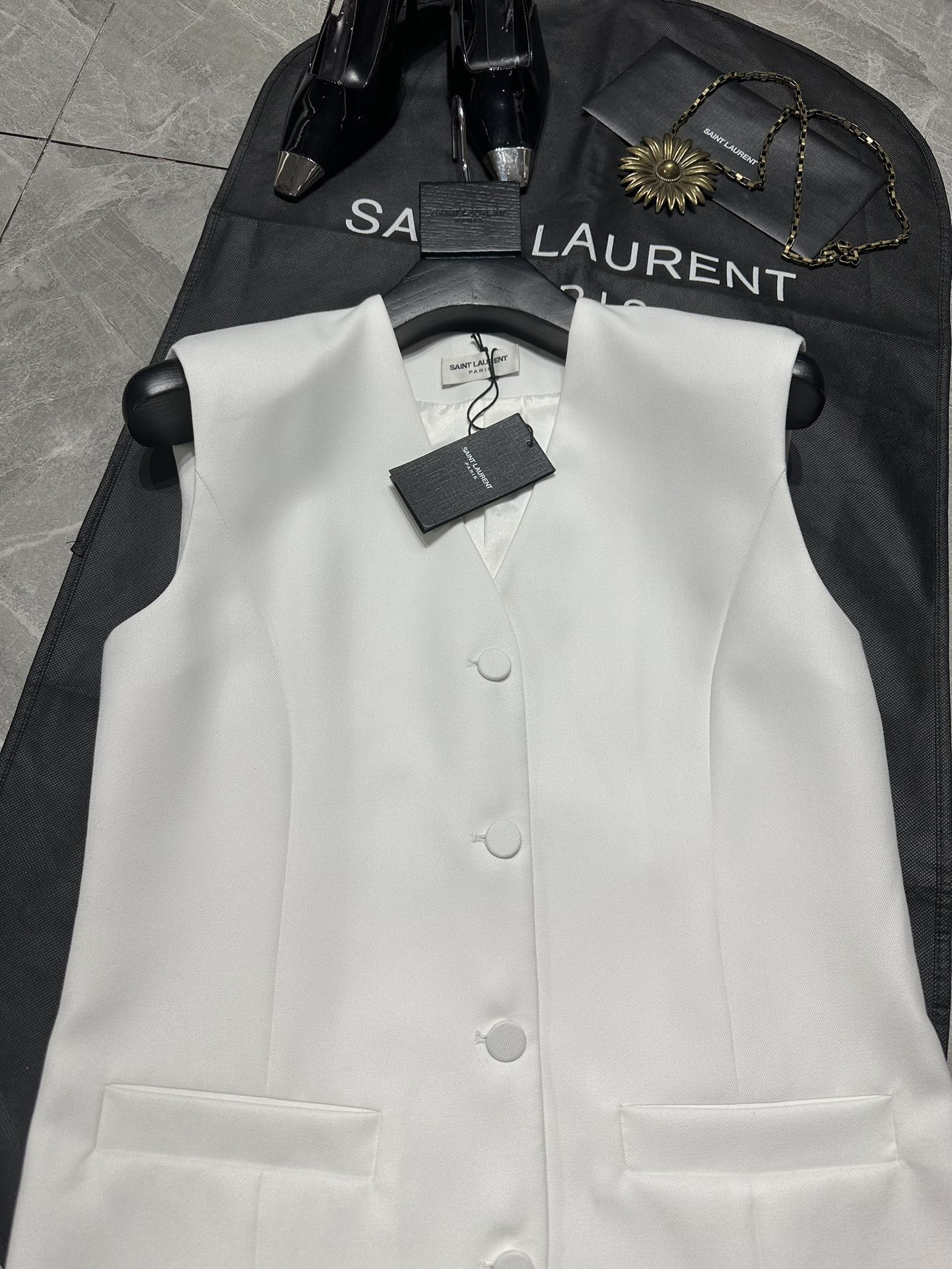 Saint Laur**** New Series: Single-Size Female Suit Packed with Simple, Soft-Skinned Vests - 图片 2
