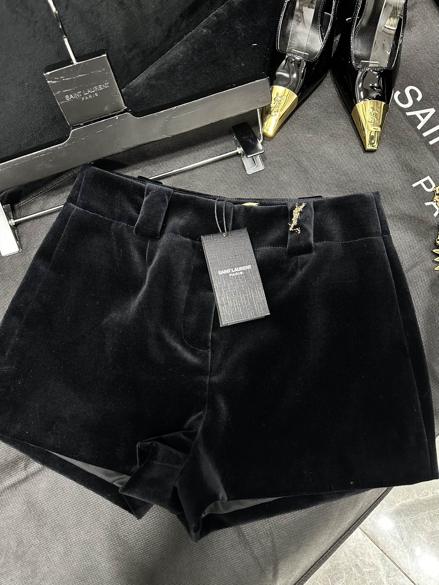 “Cheesy Dress and Stylish Velvet Shorts: New Saint Laurent Collection Review” - 图片 2