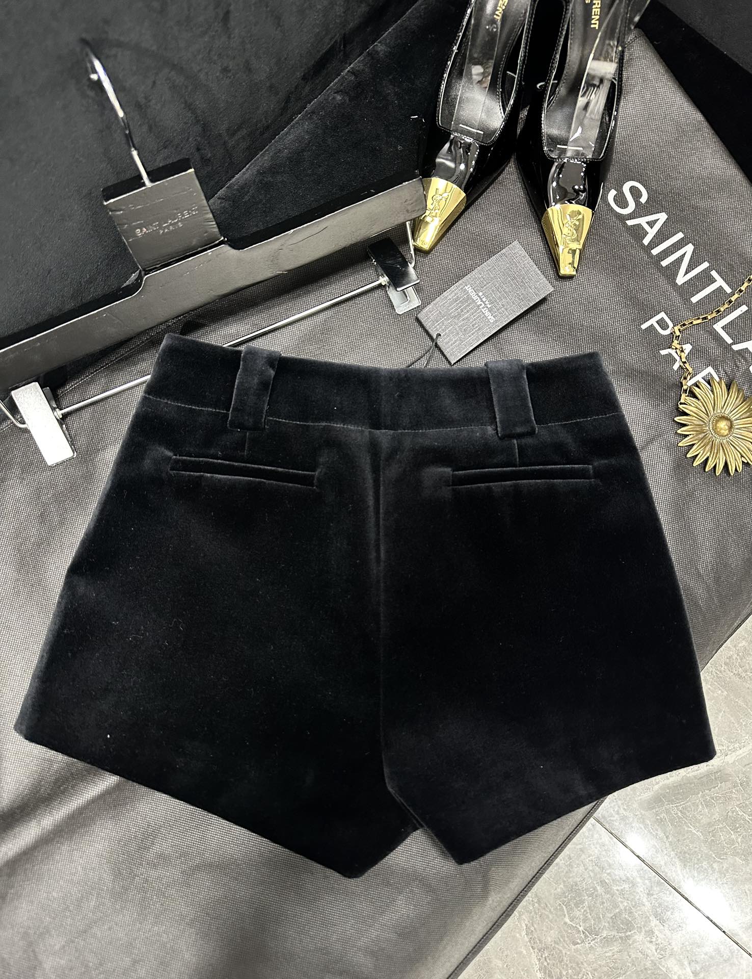 “Cheesy Dress and Stylish Velvet Shorts: New Saint Laurent Collection Review” - 图片 6