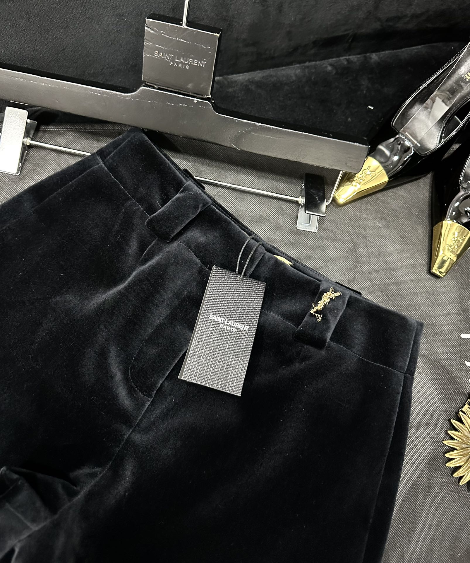 “Cheesy Dress and Stylish Velvet Shorts: New Saint Laurent Collection Review” - 图片 3