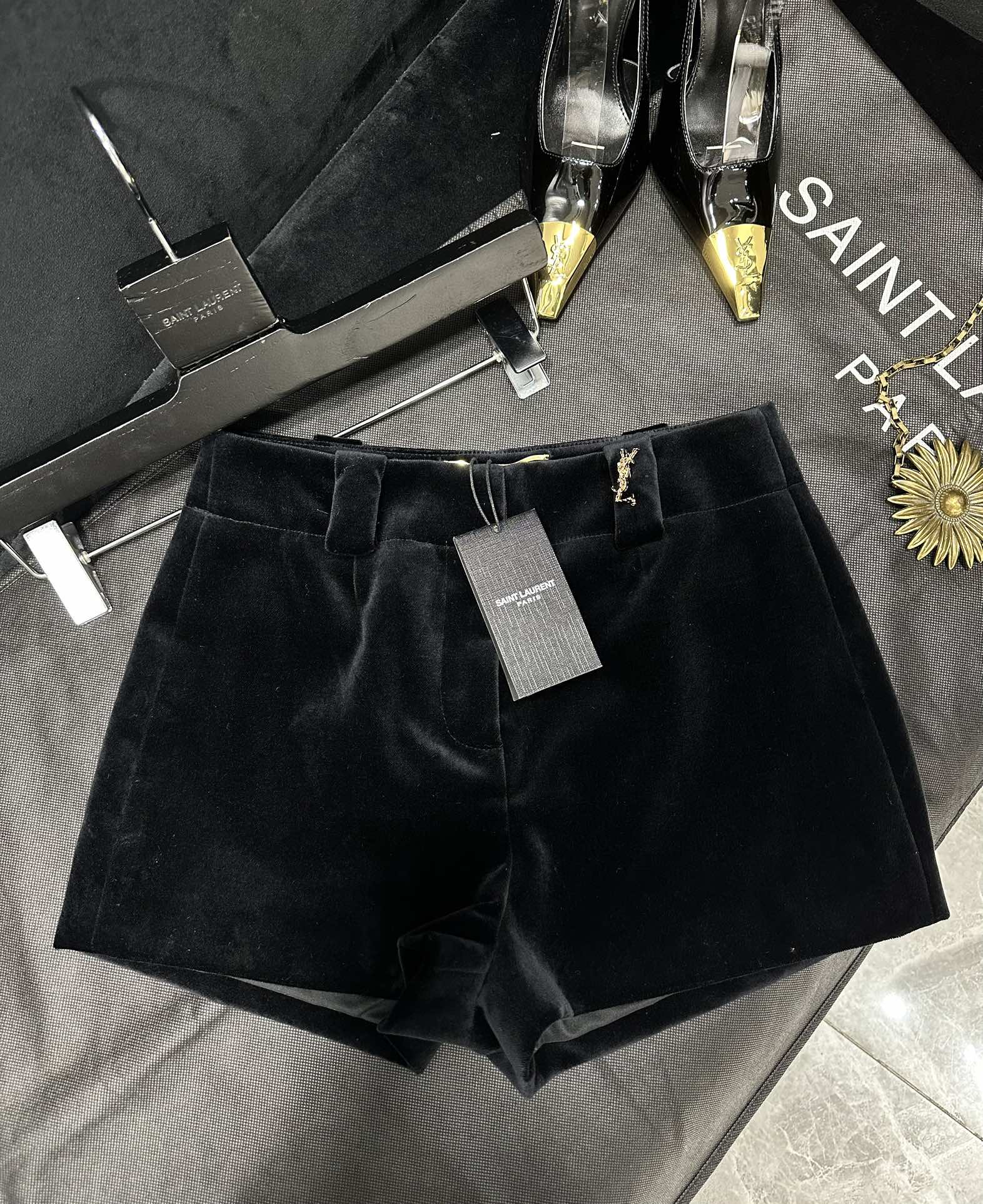 “Cheesy Dress and Stylish Velvet Shorts: New Saint Laurent Collection Review” - 图片 1