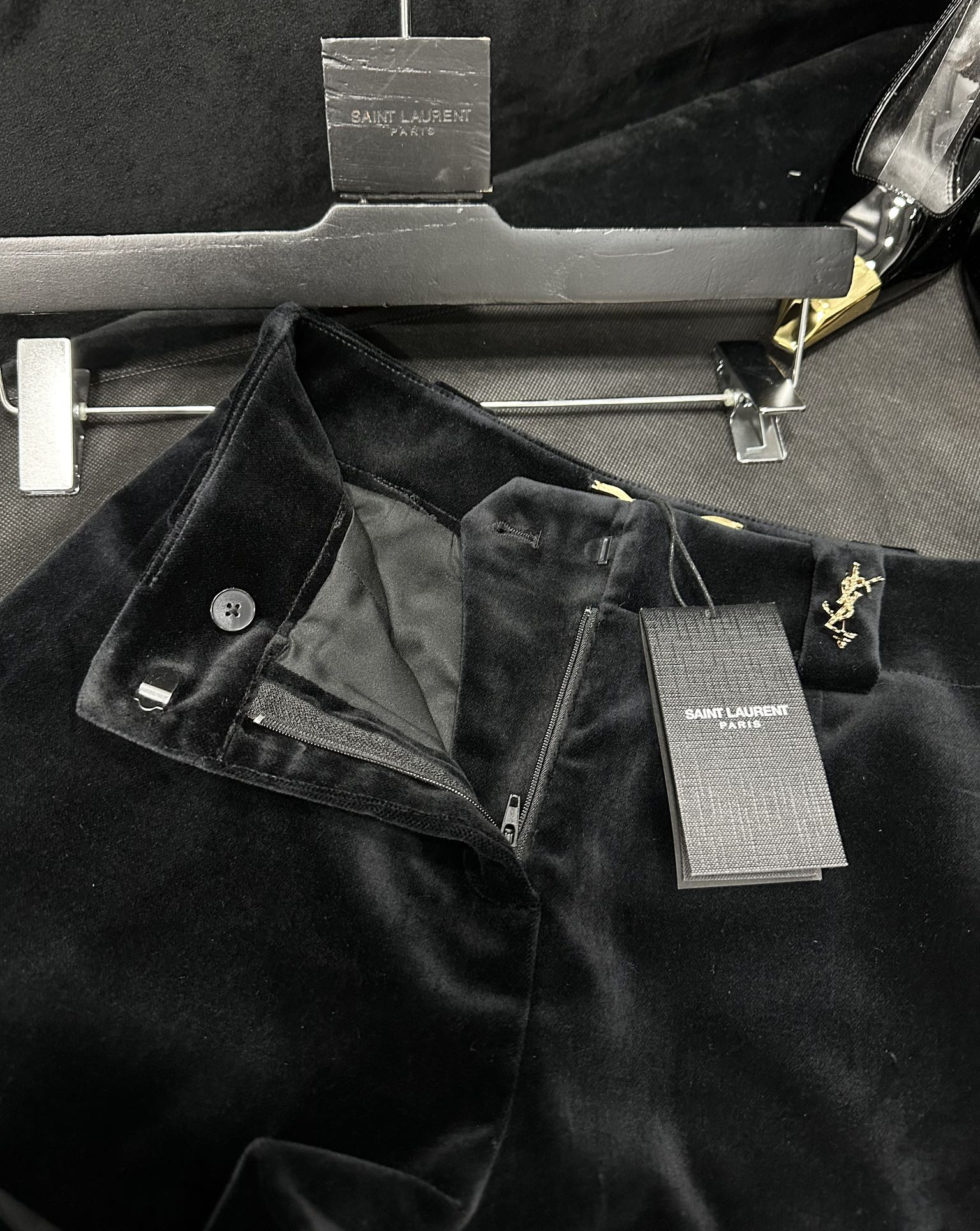 “Cheesy Dress and Stylish Velvet Shorts: New Saint Laurent Collection Review” - 图片 5
