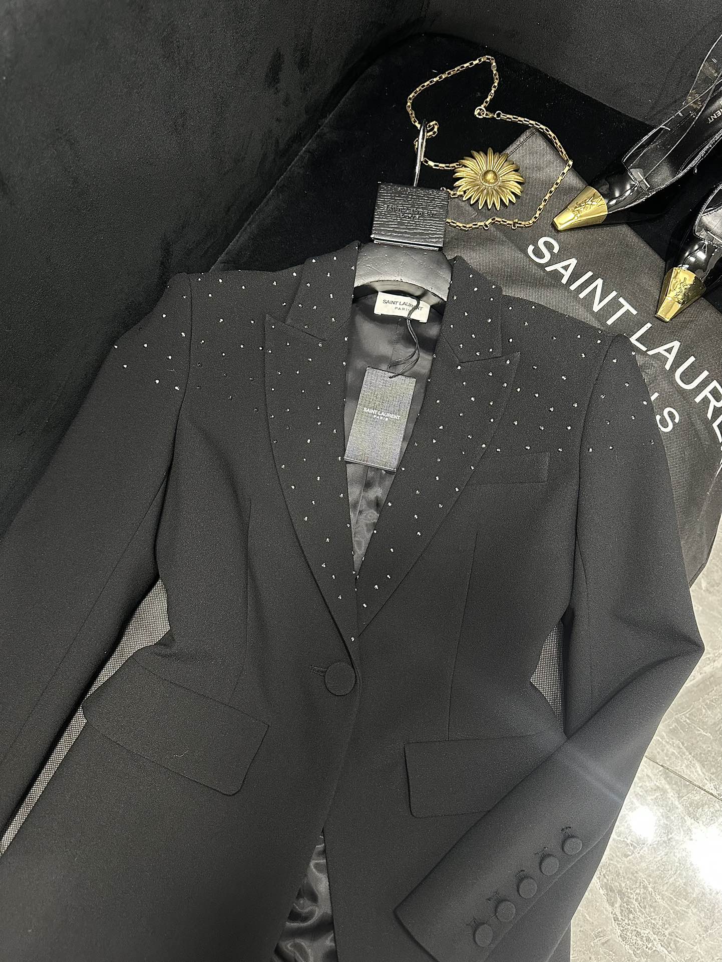 “SAINT LAURENT P1128 Female Suit Collection: Heavy-Duty Hotsuits with Flash-Drive Decorations and Instant Lift” - 图片 2