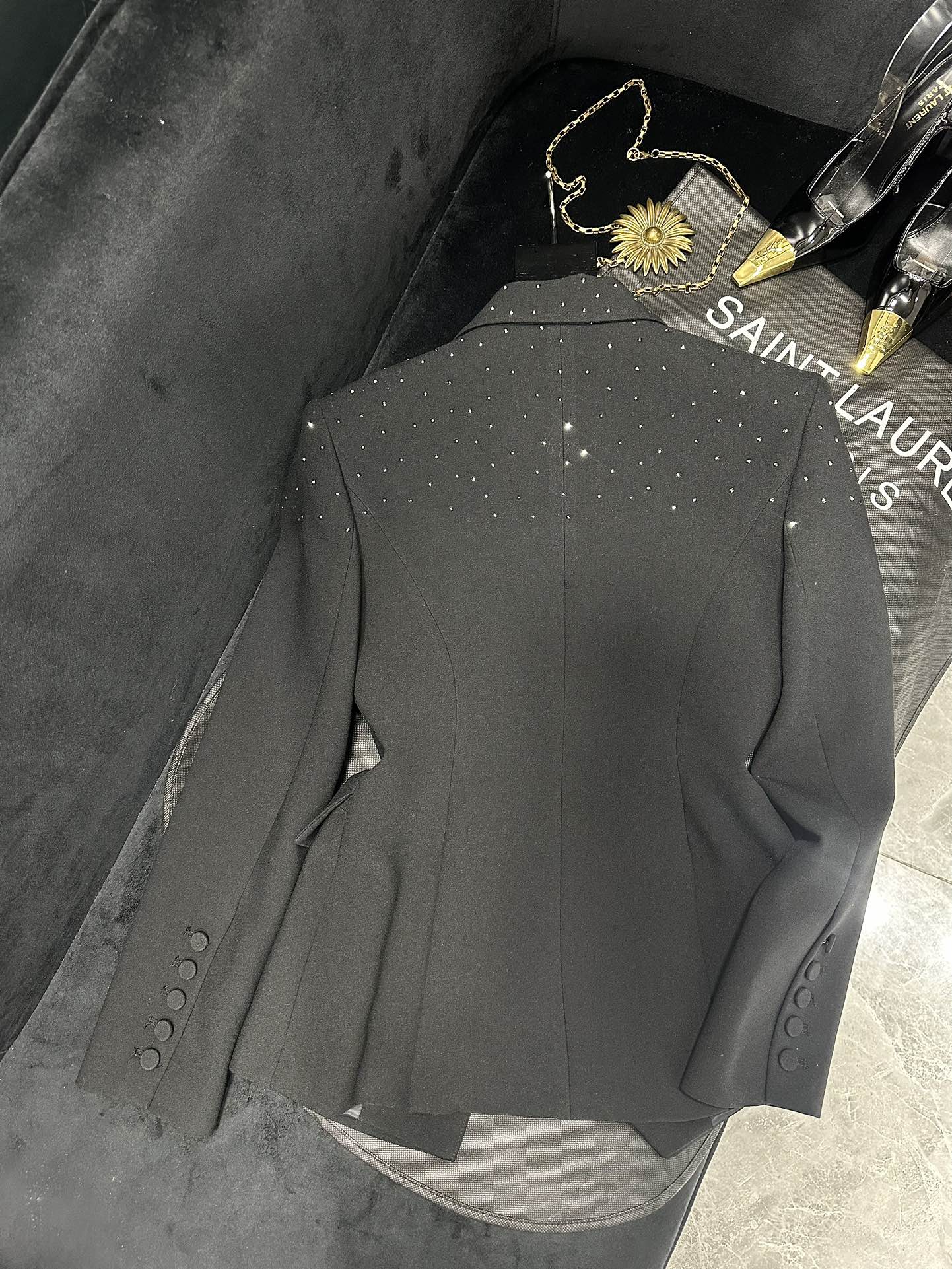 “SAINT LAURENT P1128 Female Suit Collection: Heavy-Duty Hotsuits with Flash-Drive Decorations and Instant Lift” - 图片 8