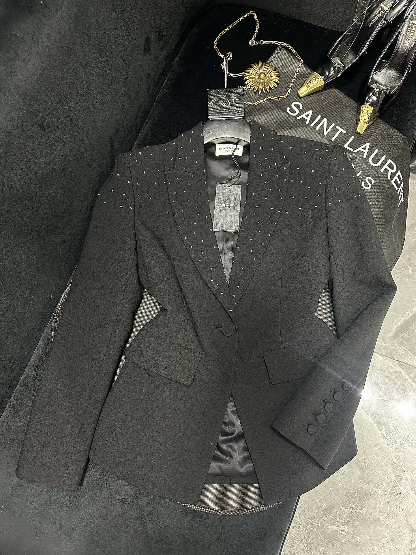 “SAINT LAURENT P1128 Female Suit Collection: Heavy-Duty Hotsuits with Flash-Drive Decorations and Instant Lift” - 图片 1