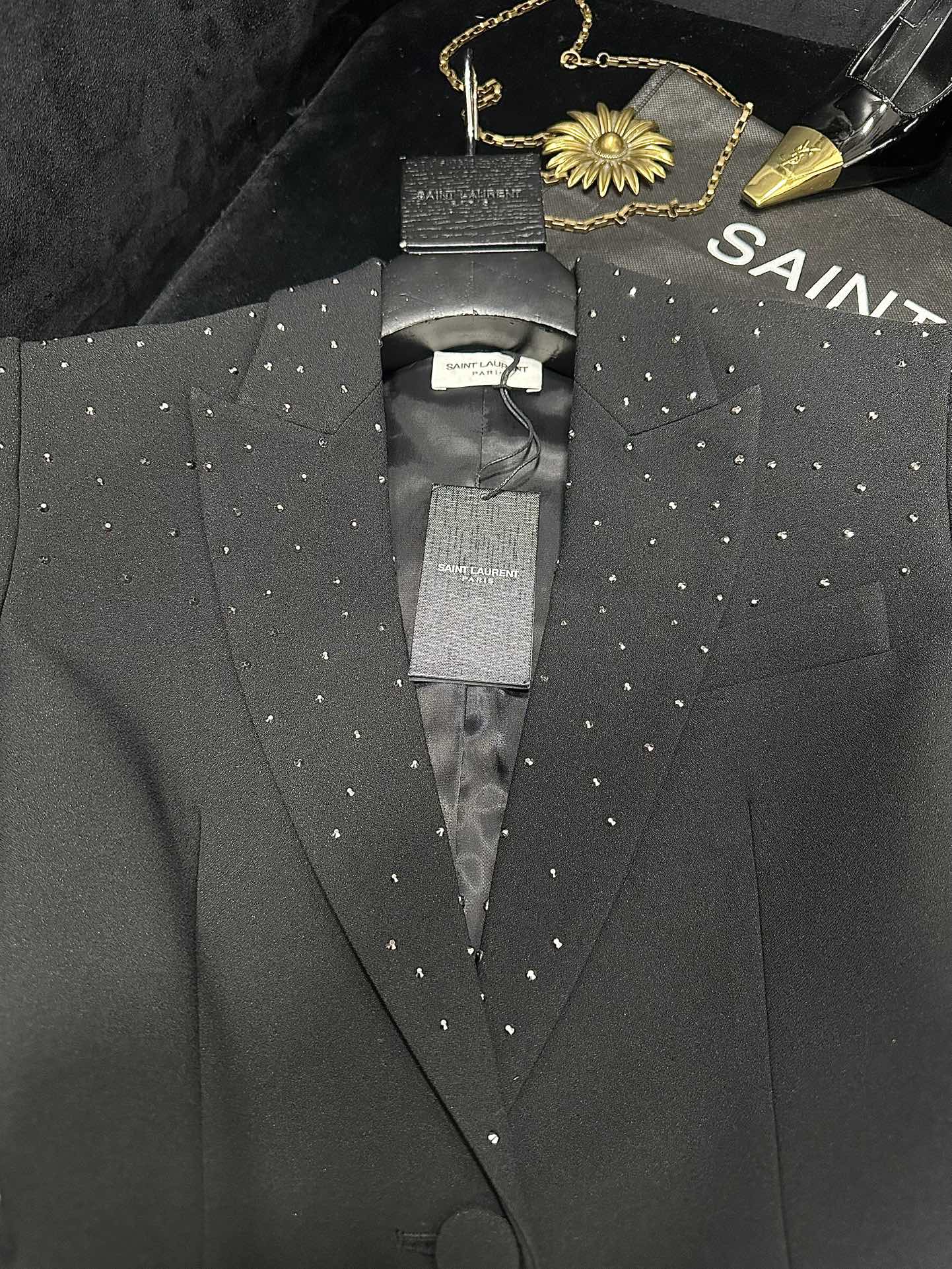 “SAINT LAURENT P1128 Female Suit Collection: Heavy-Duty Hotsuits with Flash-Drive Decorations and Instant Lift” - 图片 6