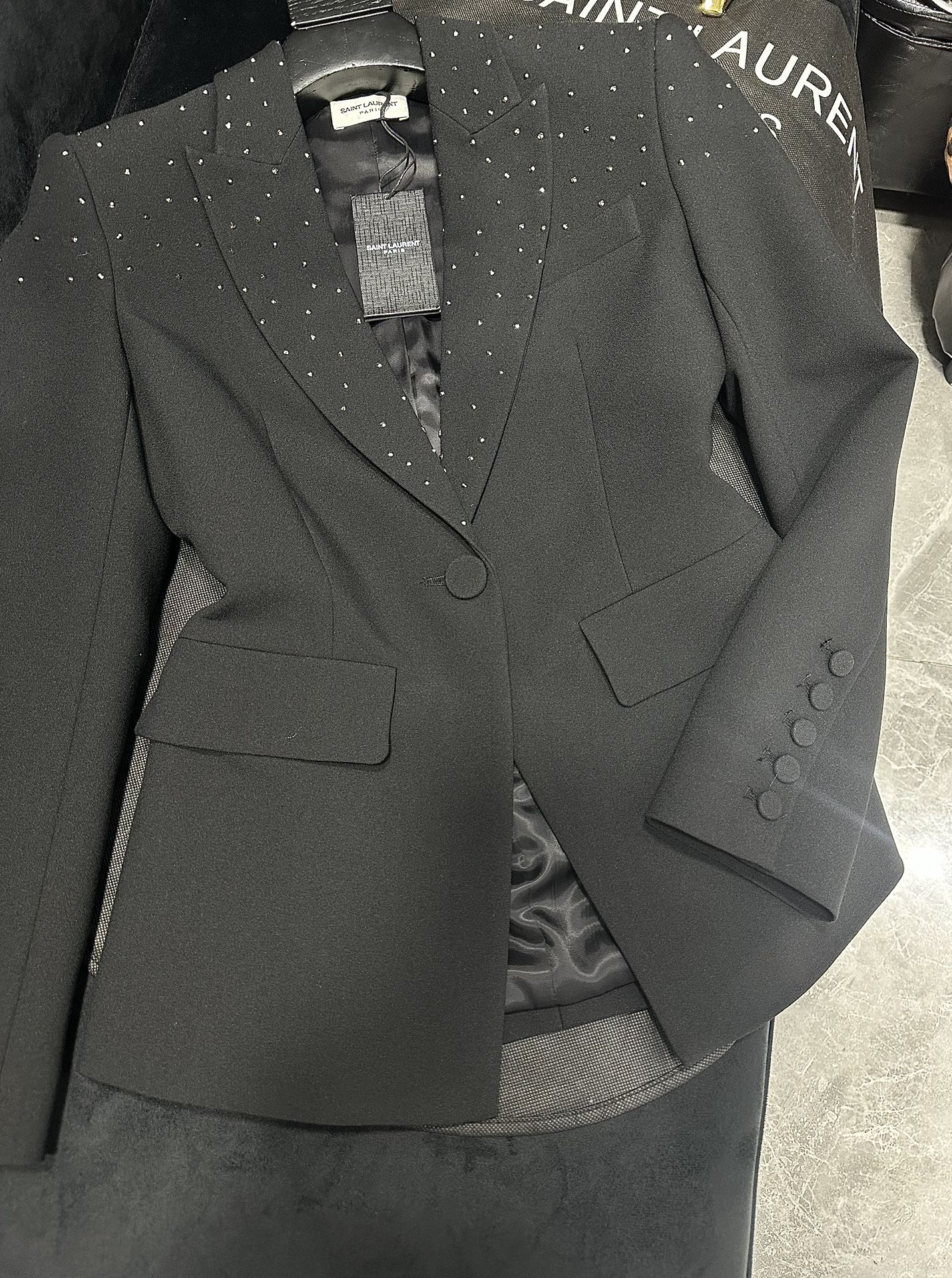 “SAINT LAURENT P1128 Female Suit Collection: Heavy-Duty Hotsuits with Flash-Drive Decorations and Instant Lift” - 图片 3