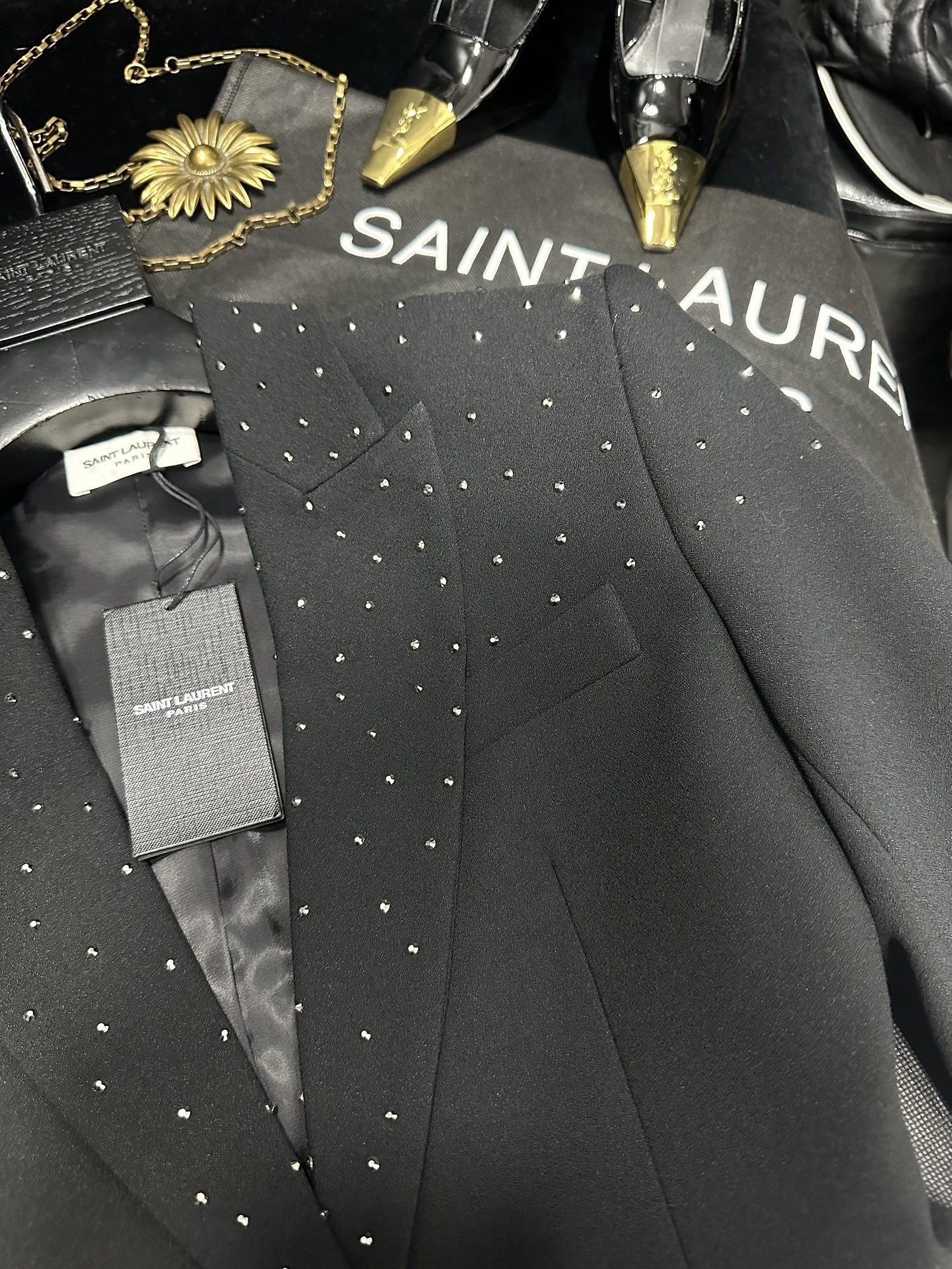 “SAINT LAURENT P1128 Female Suit Collection: Heavy-Duty Hotsuits with Flash-Drive Decorations and Instant Lift” - 图片 5