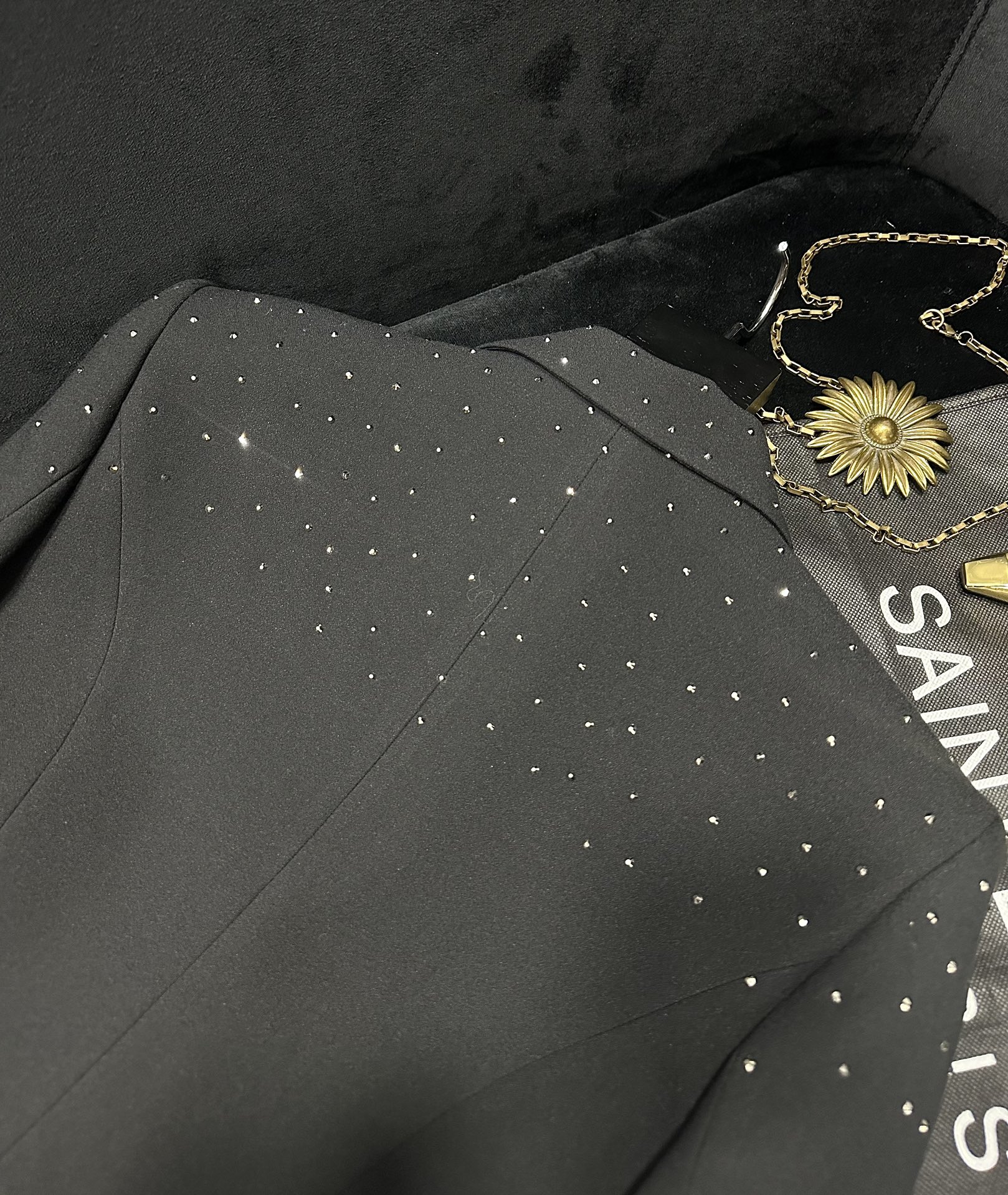 “SAINT LAURENT P1128 Female Suit Collection: Heavy-Duty Hotsuits with Flash-Drive Decorations and Instant Lift” - 图片 9