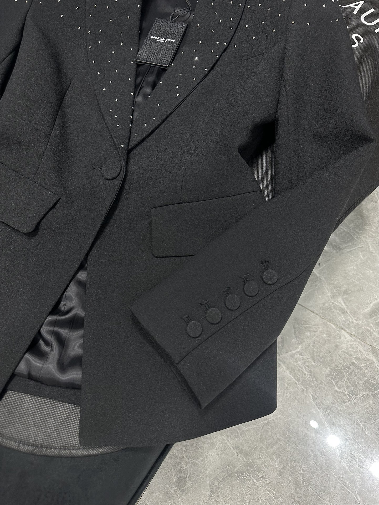 “SAINT LAURENT P1128 Female Suit Collection: Heavy-Duty Hotsuits with Flash-Drive Decorations and Instant Lift” - 图片 4