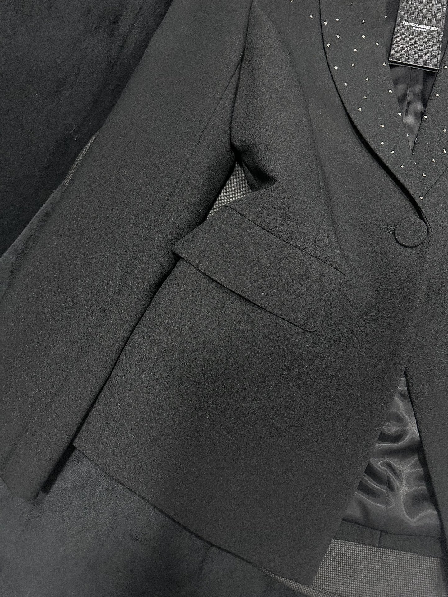 “SAINT LAURENT P1128 Female Suit Collection: Heavy-Duty Hotsuits with Flash-Drive Decorations and Instant Lift” - 图片 7