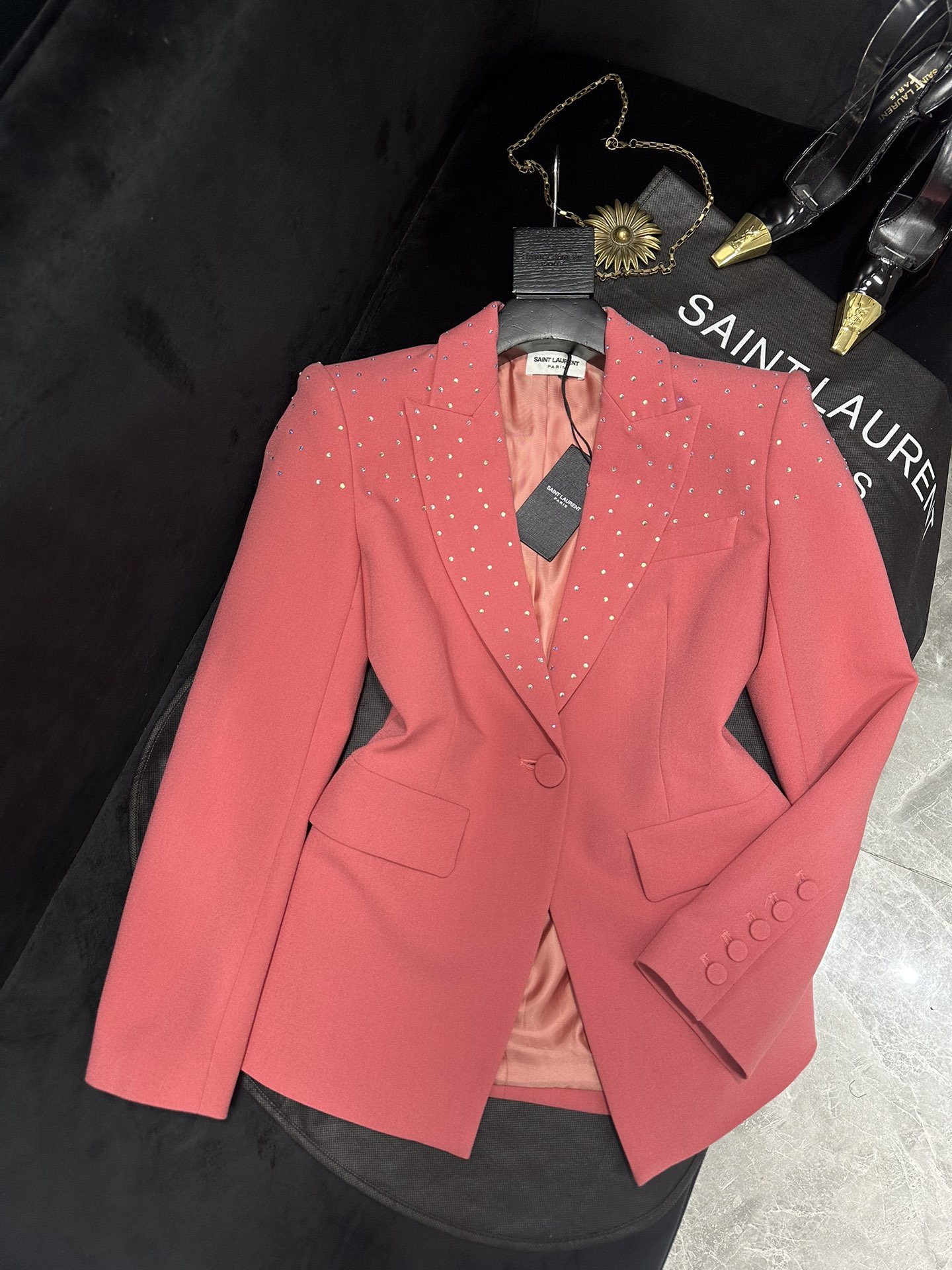 “SAINT LAURENT P1128 Female Suit Collection: Heavy-Duty Hotsuits with Flash-Drive Decorations”