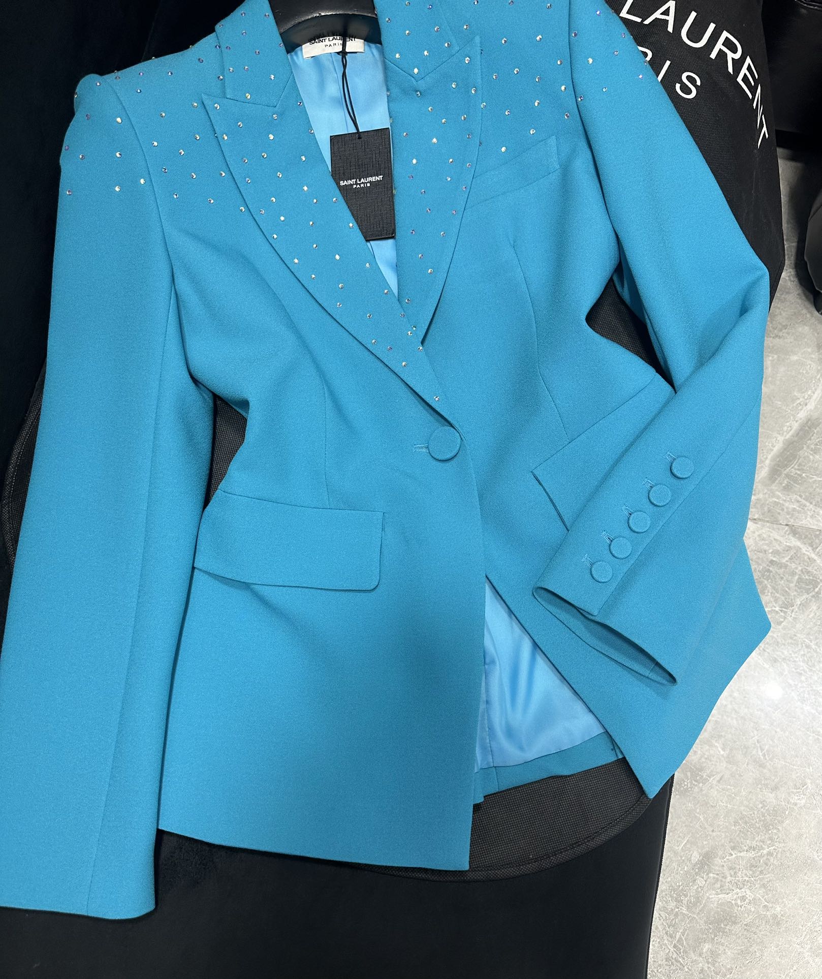 “SAINT LAURENT P1128 Female Suit Collection: Hot Diamond Designs, Instant Lift, Super Hot Colors” - 图片 5