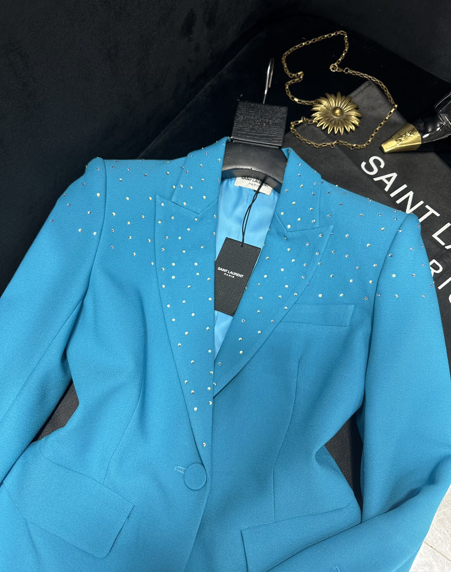 “SAINT LAURENT P1128 Female Suit Collection: Hot Diamond Designs, Instant Lift, Super Hot Colors” - 图片 2