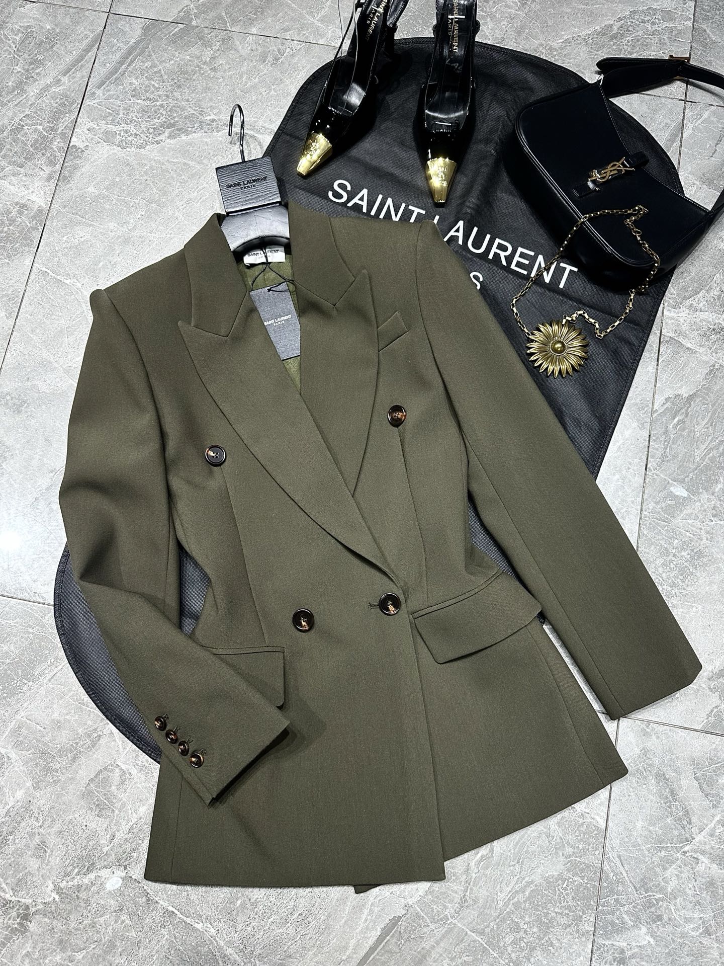 “SAINT LAURE****2025: Kensy’s New Line of Clothes with Unique Designs and Sophisticated Cuts” - 图片 1