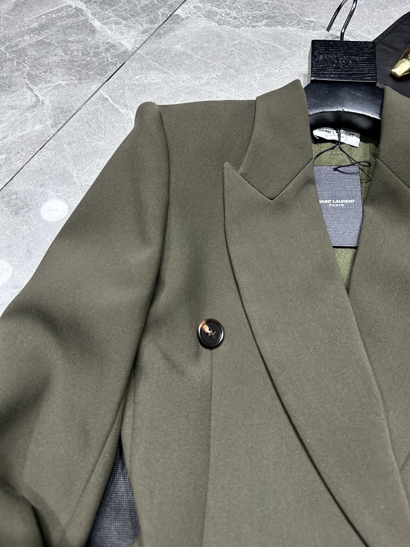 “SAINT LAURE****2025: Kensy’s New Line of Clothes with Unique Designs and Sophisticated Cuts” - 图片 4