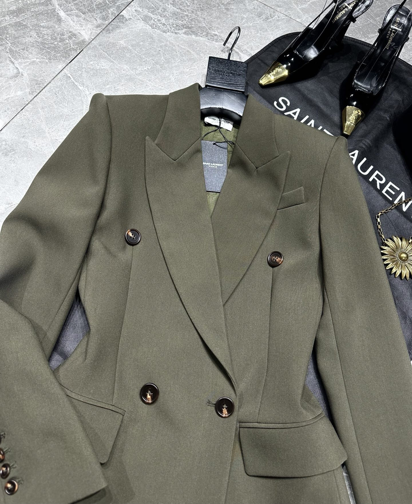 “SAINT LAURE****2025: Kensy’s New Line of Clothes with Unique Designs and Sophisticated Cuts” - 图片 2