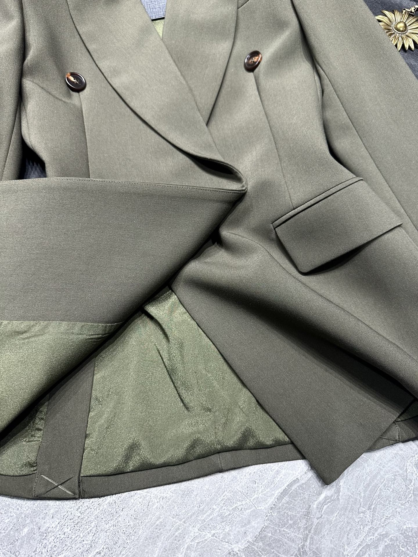 “SAINT LAURE****2025: Kensy’s New Line of Clothes with Unique Designs and Sophisticated Cuts” - 图片 6