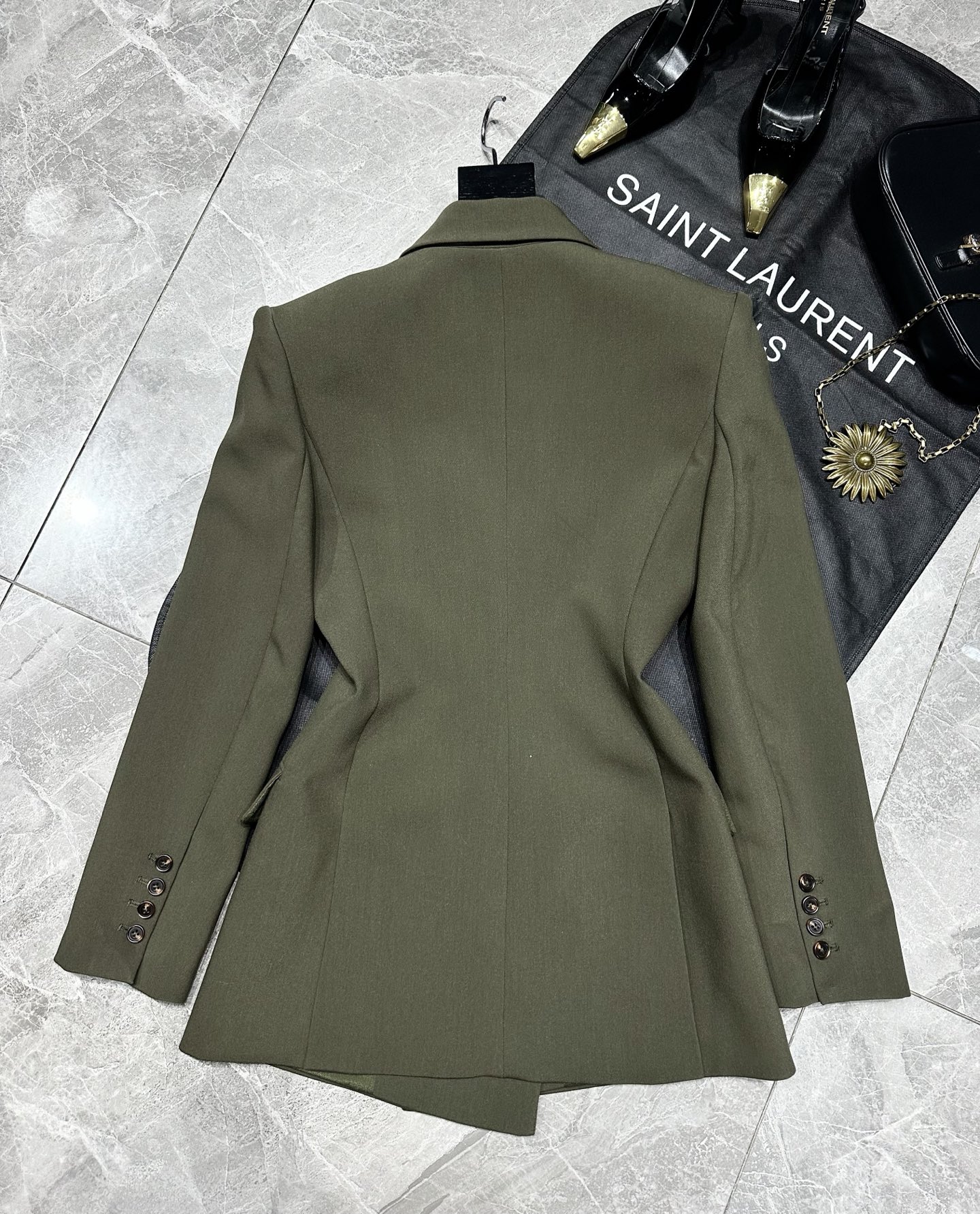 “SAINT LAURE****2025: Kensy’s New Line of Clothes with Unique Designs and Sophisticated Cuts” - 图片 9